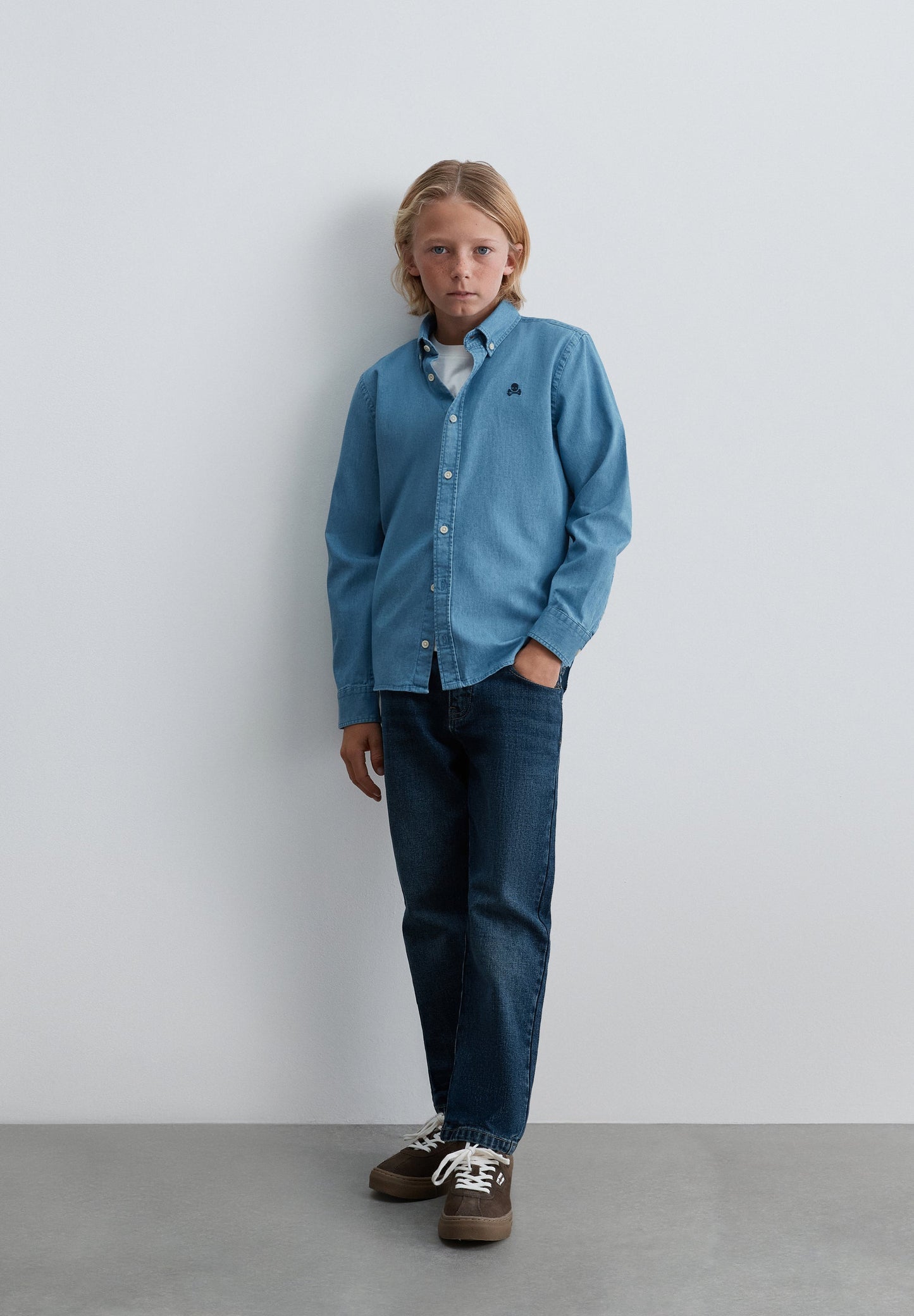 CAMISA DENIM LEVE COM BORDADO