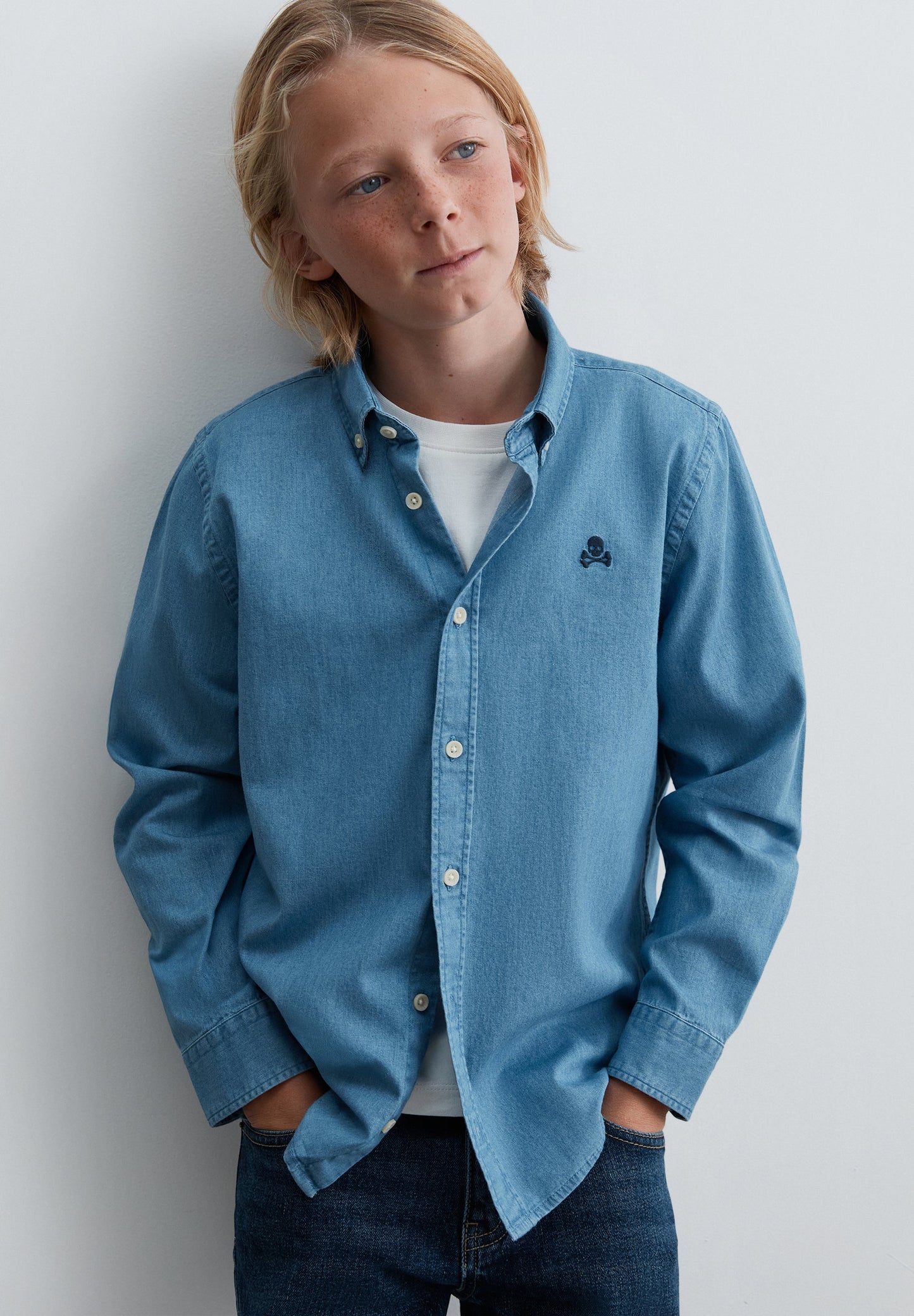 CAMISA DENIM LEVE COM BORDADO