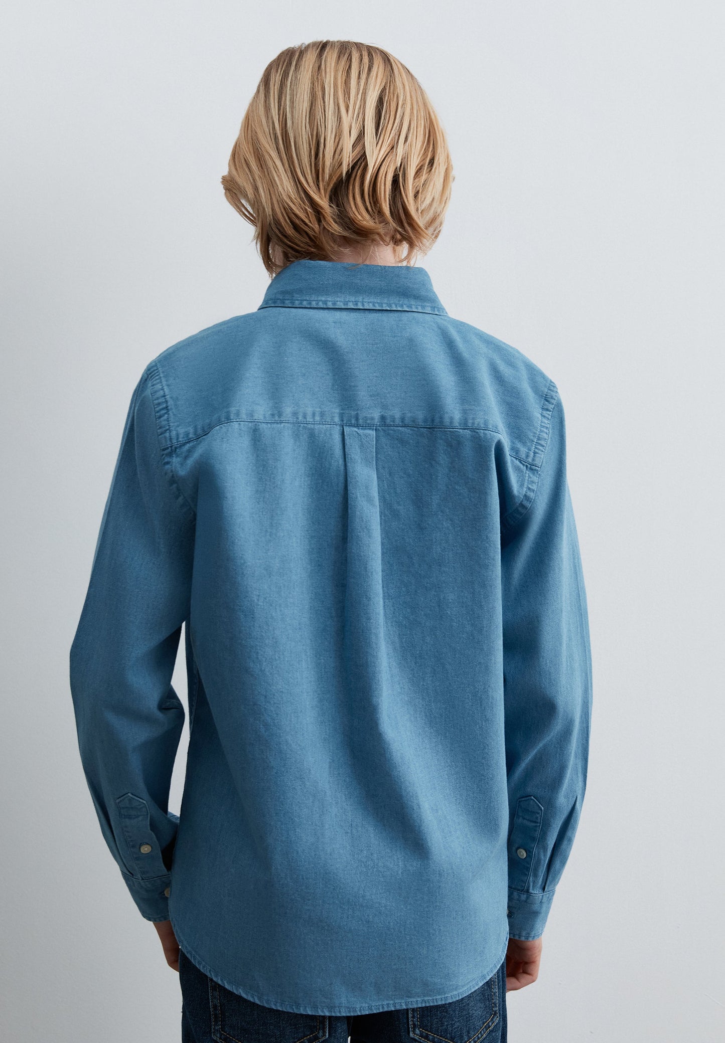 CAMISA DENIM LEVE COM BORDADO