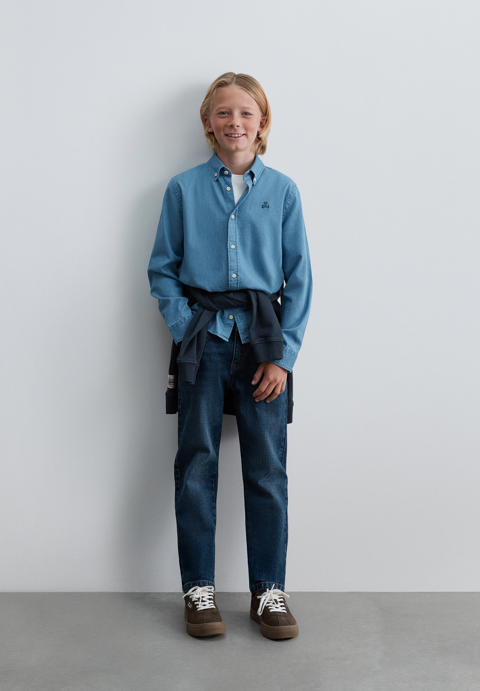 CAMISA DENIM LEVE COM BORDADO