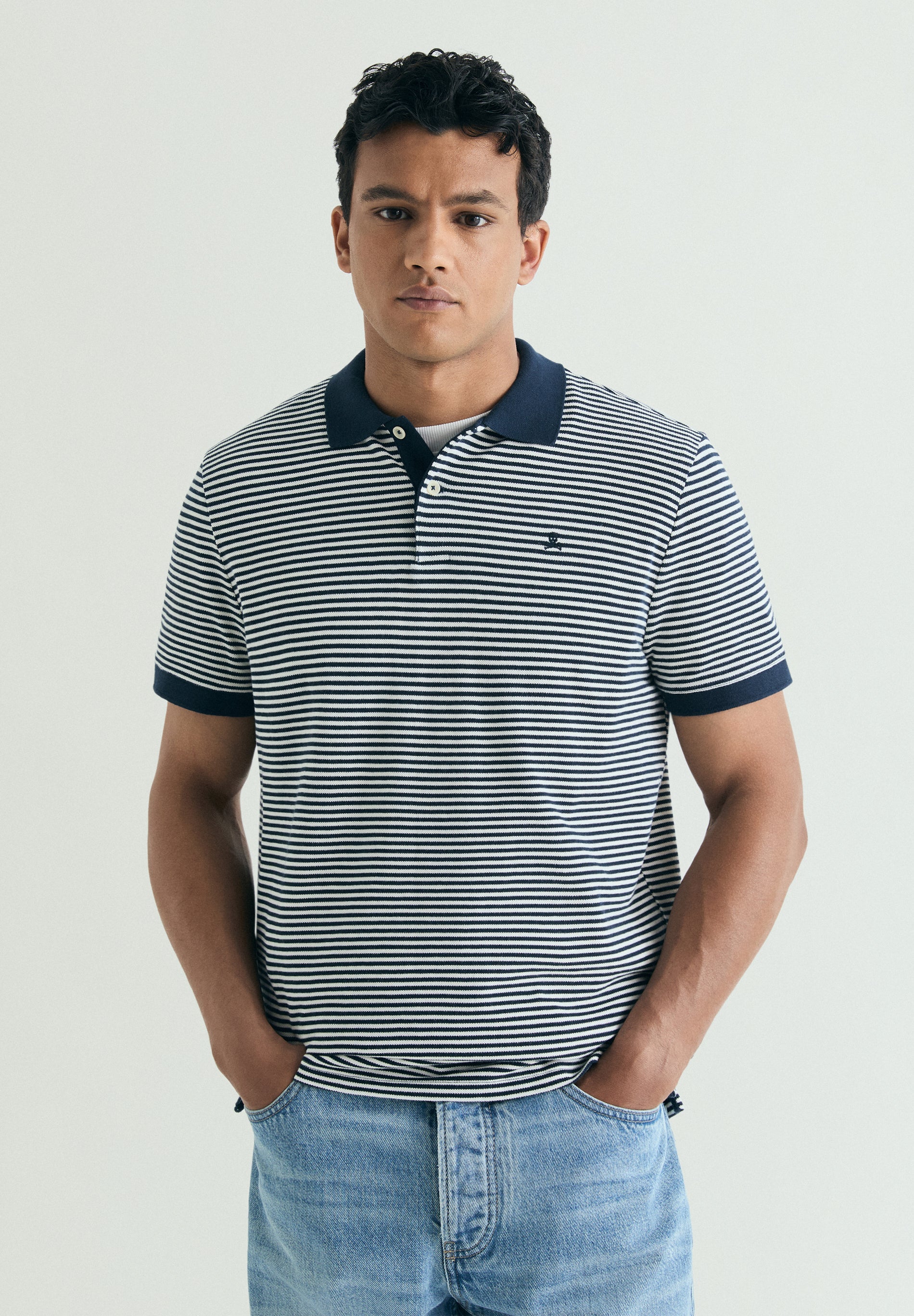 CAMISA POLO ÀS RISCAS A CONTRASTAR