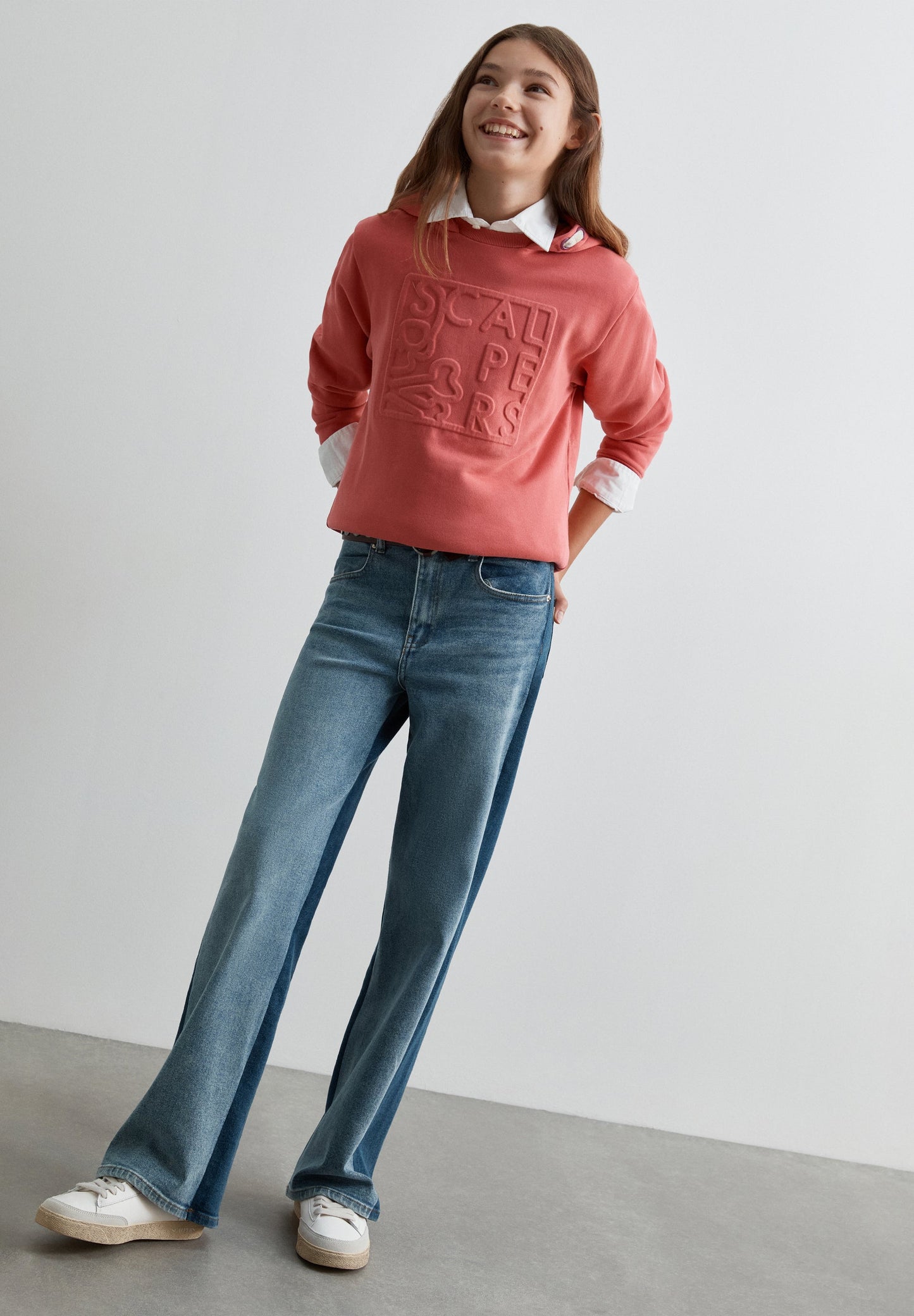 SWEATSHIRT COM CAPUZ EM RELEVO