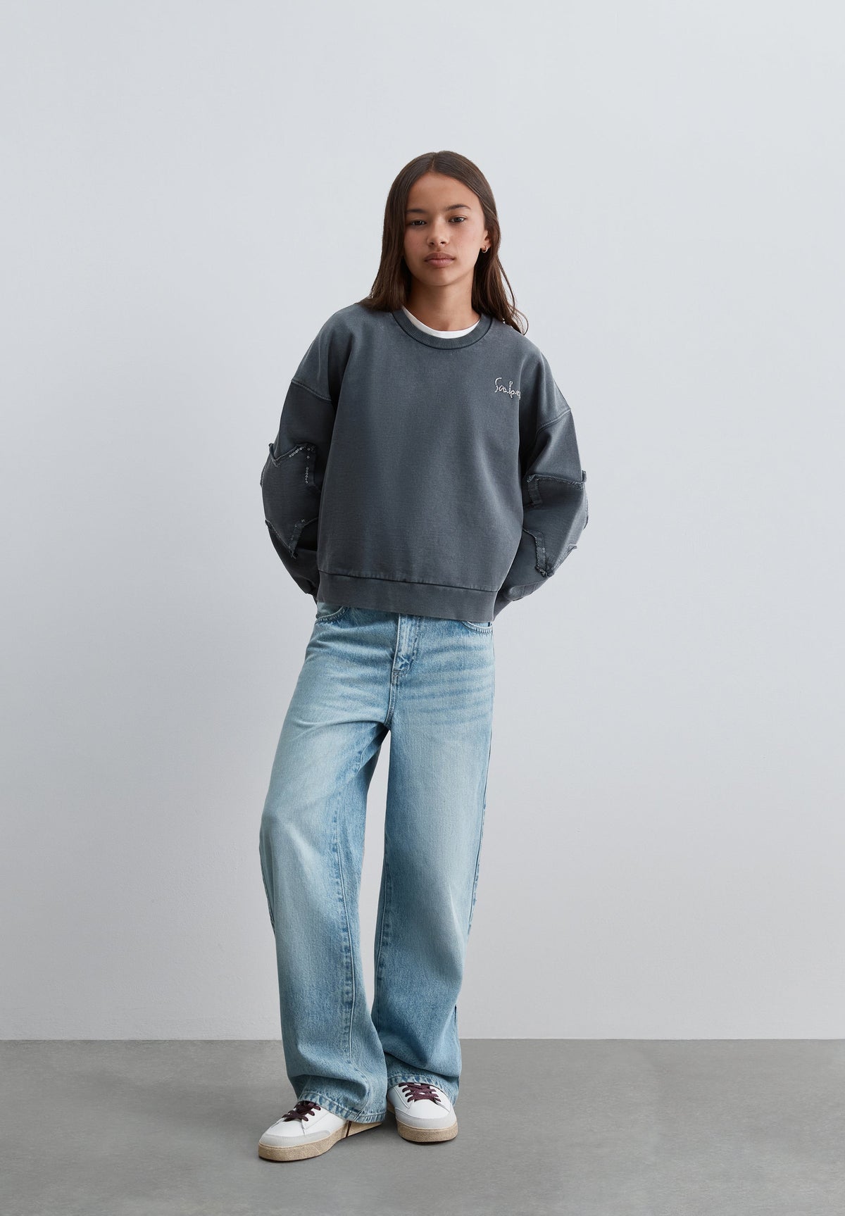 SWEATSHIRT COM PORMENOR NAS MANGAS