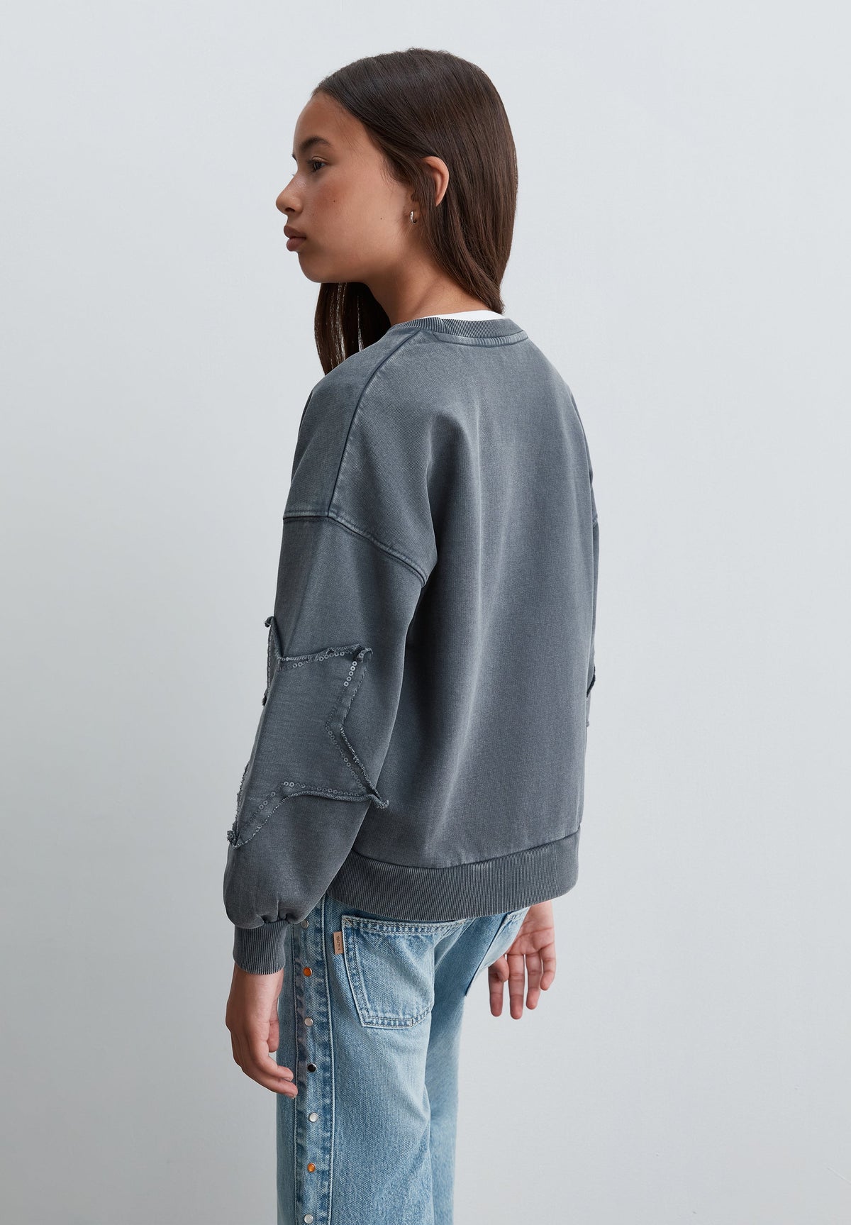 SWEATSHIRT COM PORMENOR NAS MANGAS