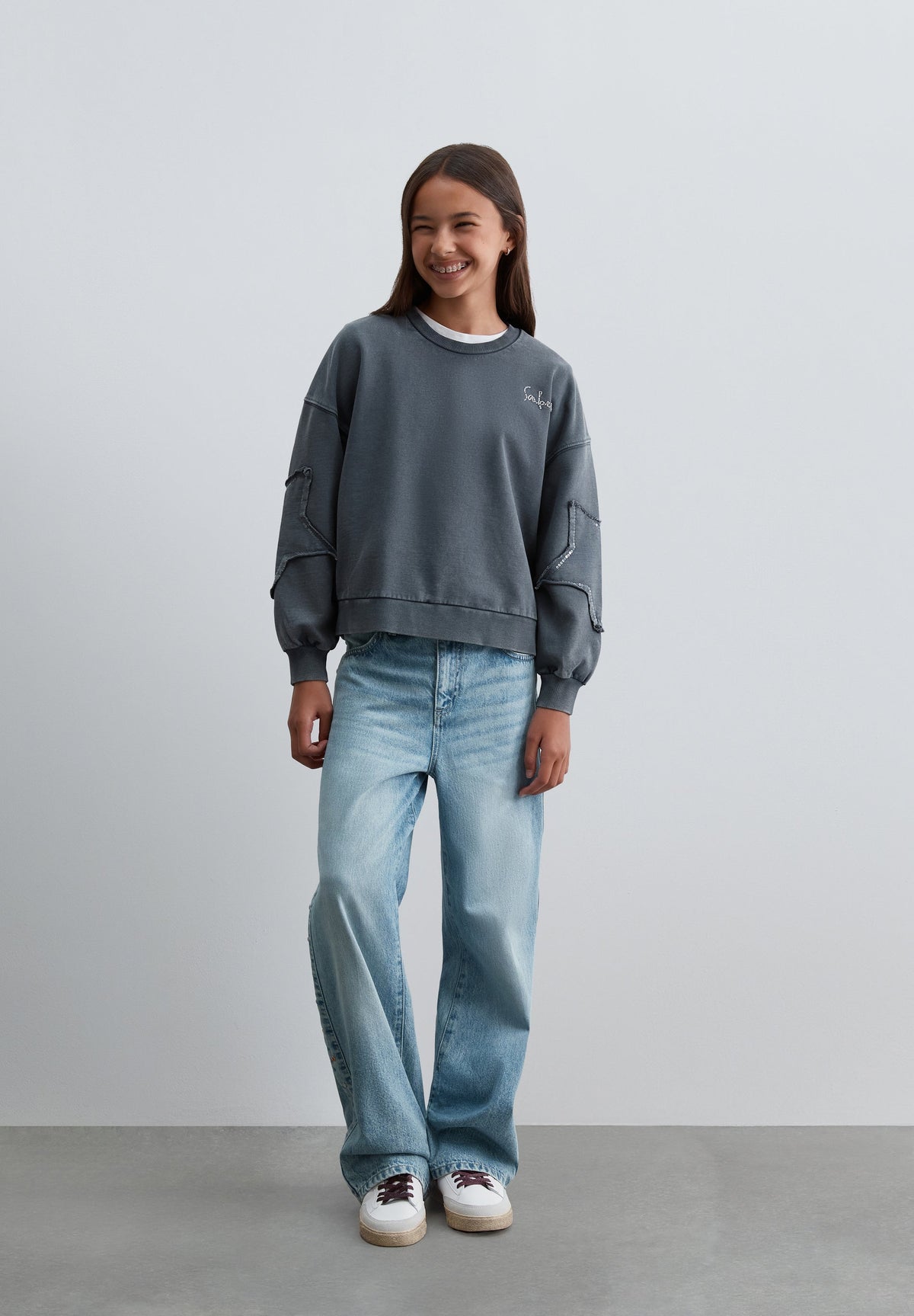 SWEATSHIRT COM PORMENOR NAS MANGAS
