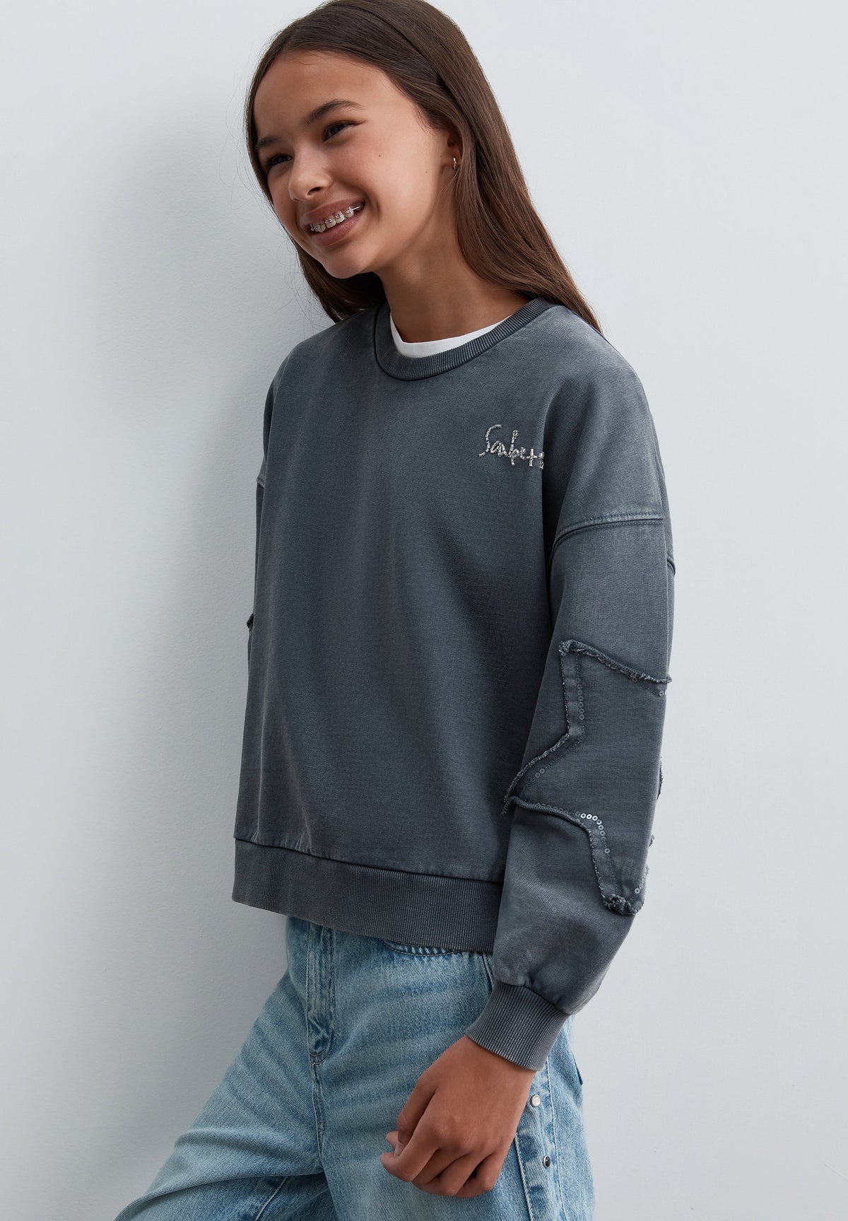 SWEATSHIRT COM PORMENOR NAS MANGAS