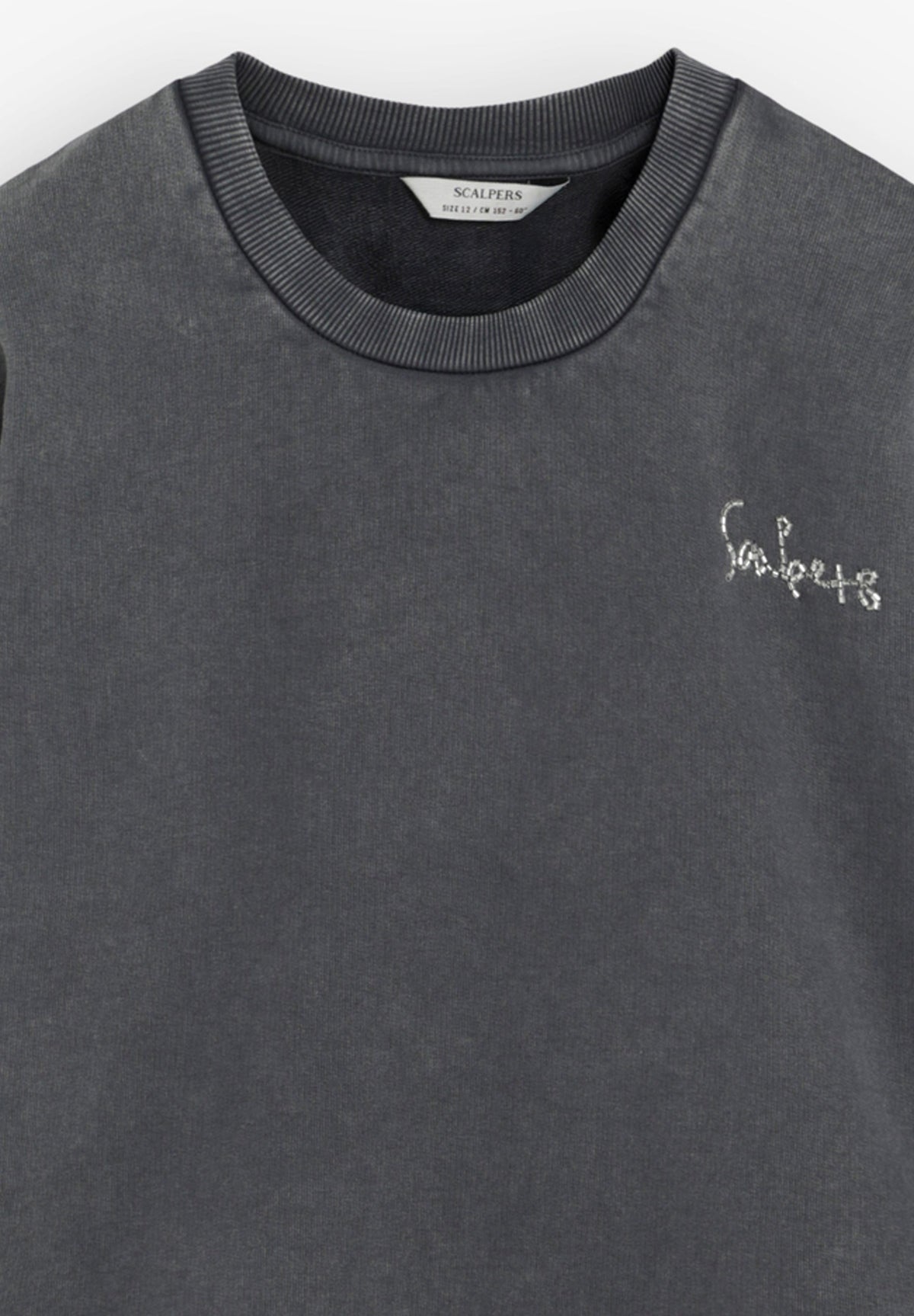 SWEATSHIRT COM PORMENOR NAS MANGAS