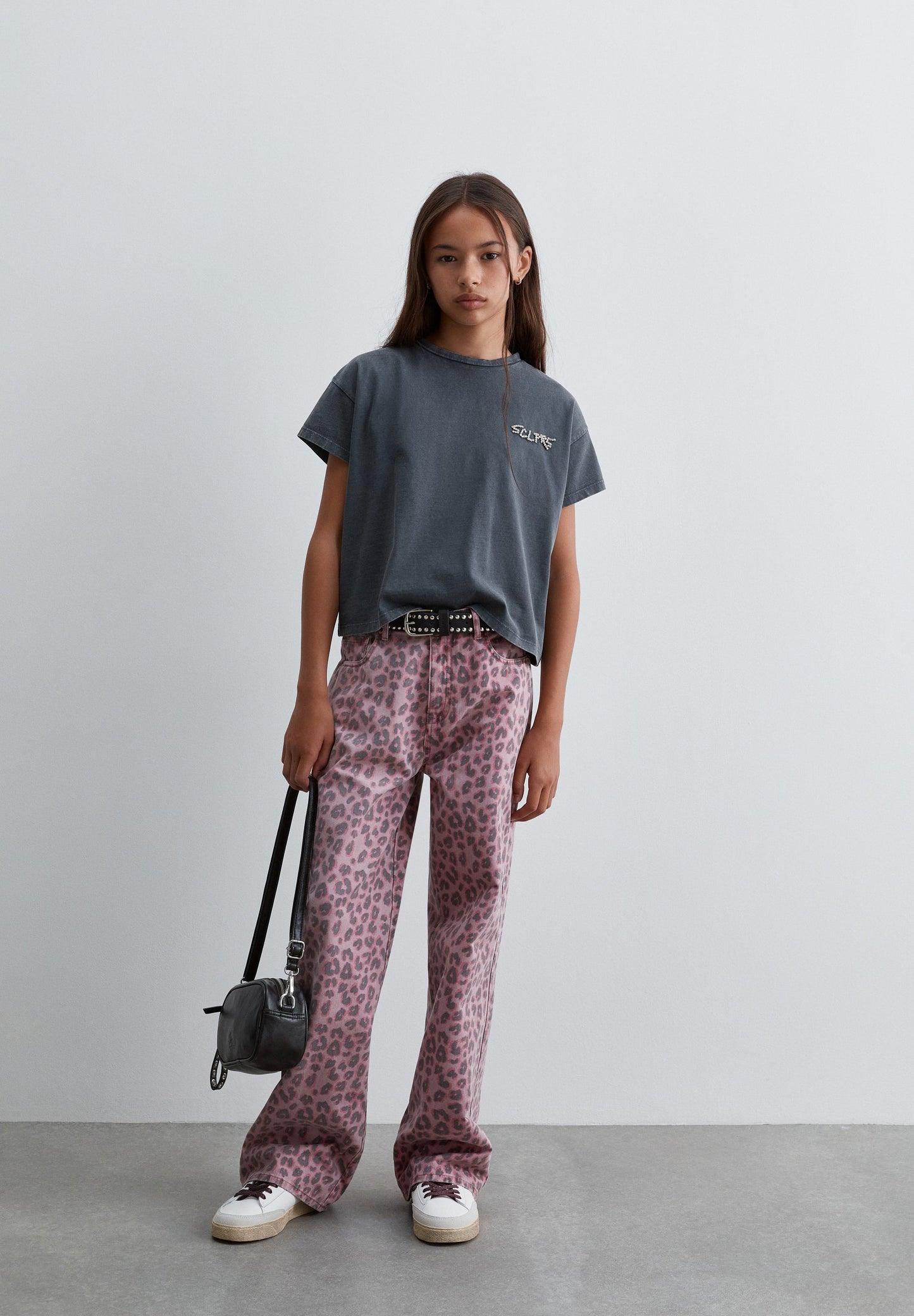 T-SHIRT COM DETALHE EM STRASS