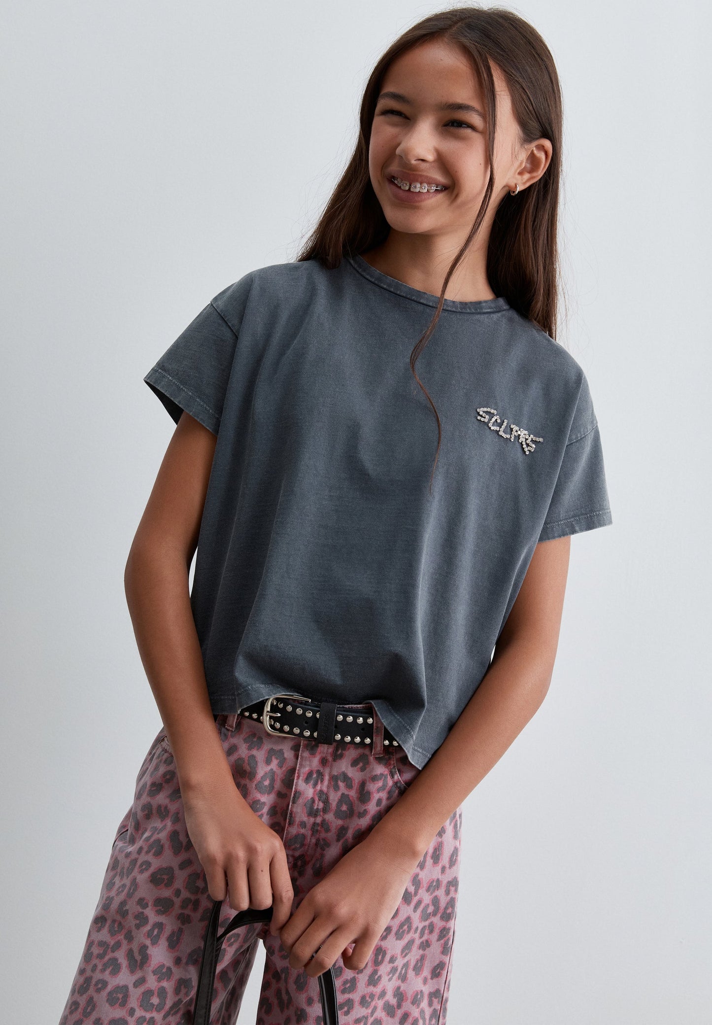 T-SHIRT COM DETALHE EM STRASS