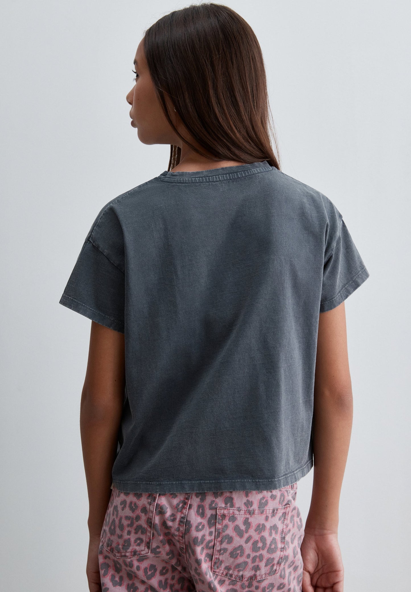 T-SHIRT COM DETALHE EM STRASS