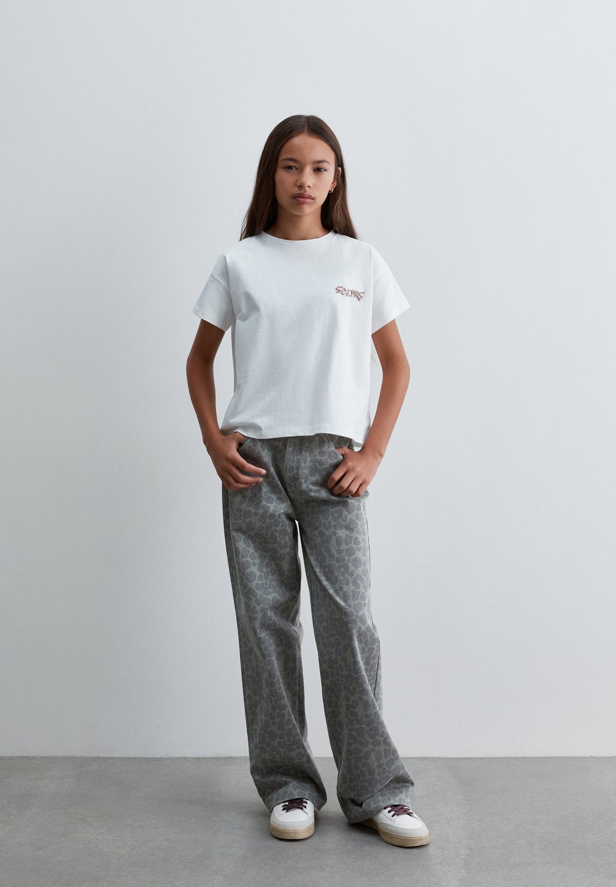 T-SHIRT COM DETALHE EM STRASS