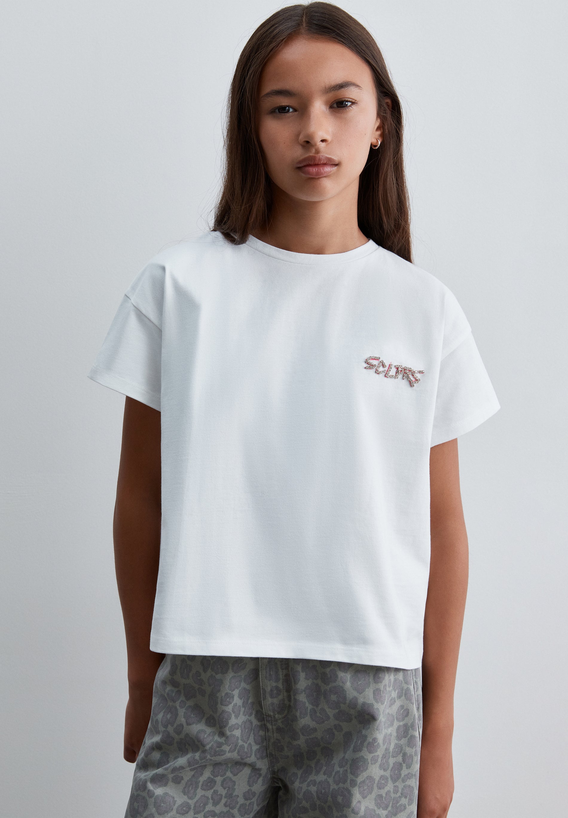 T-SHIRT COM DETALHE EM STRASS
