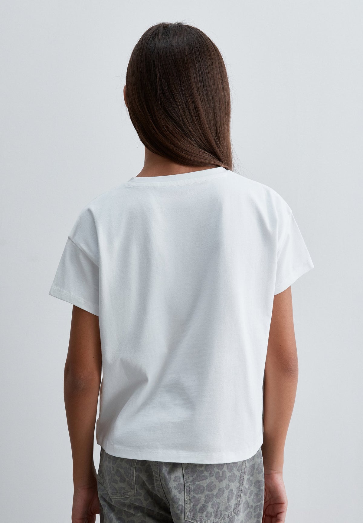 T-SHIRT COM DETALHE EM STRASS