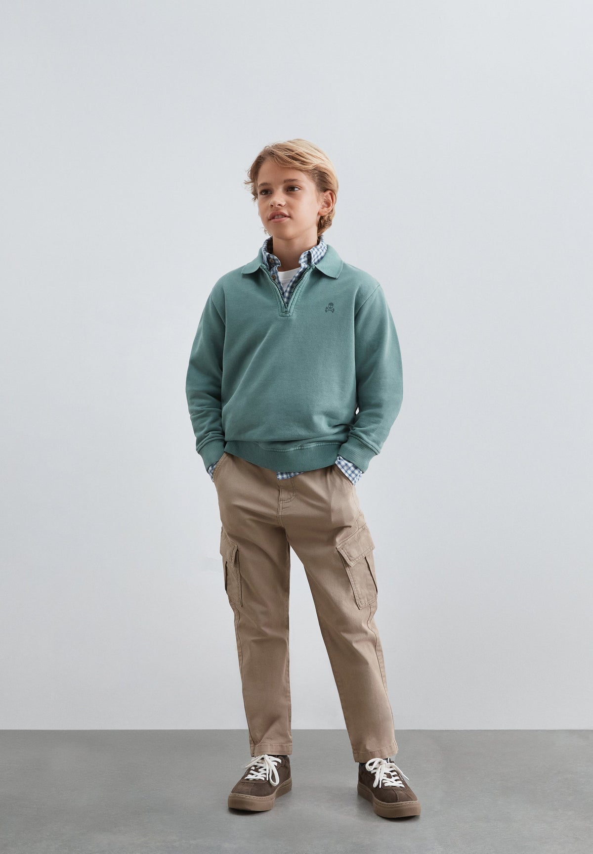 SWEATSHIRT COM MEIO FECHO DE CORRER E PADRÃO TRASEIRO