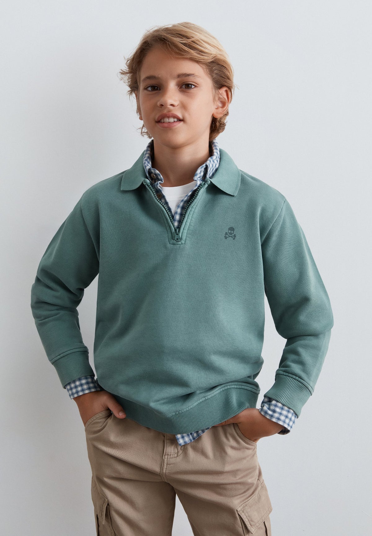 SWEATSHIRT COM MEIO FECHO DE CORRER E PADRÃO TRASEIRO