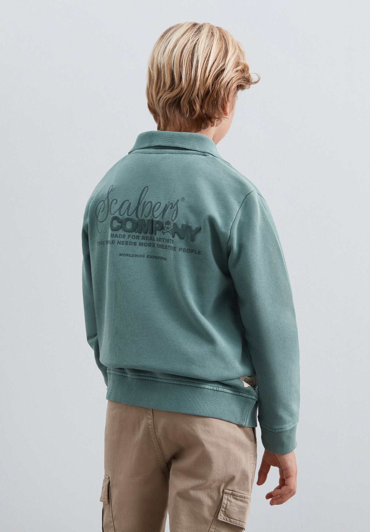 SWEATSHIRT COM MEIO FECHO DE CORRER E PADRÃO TRASEIRO