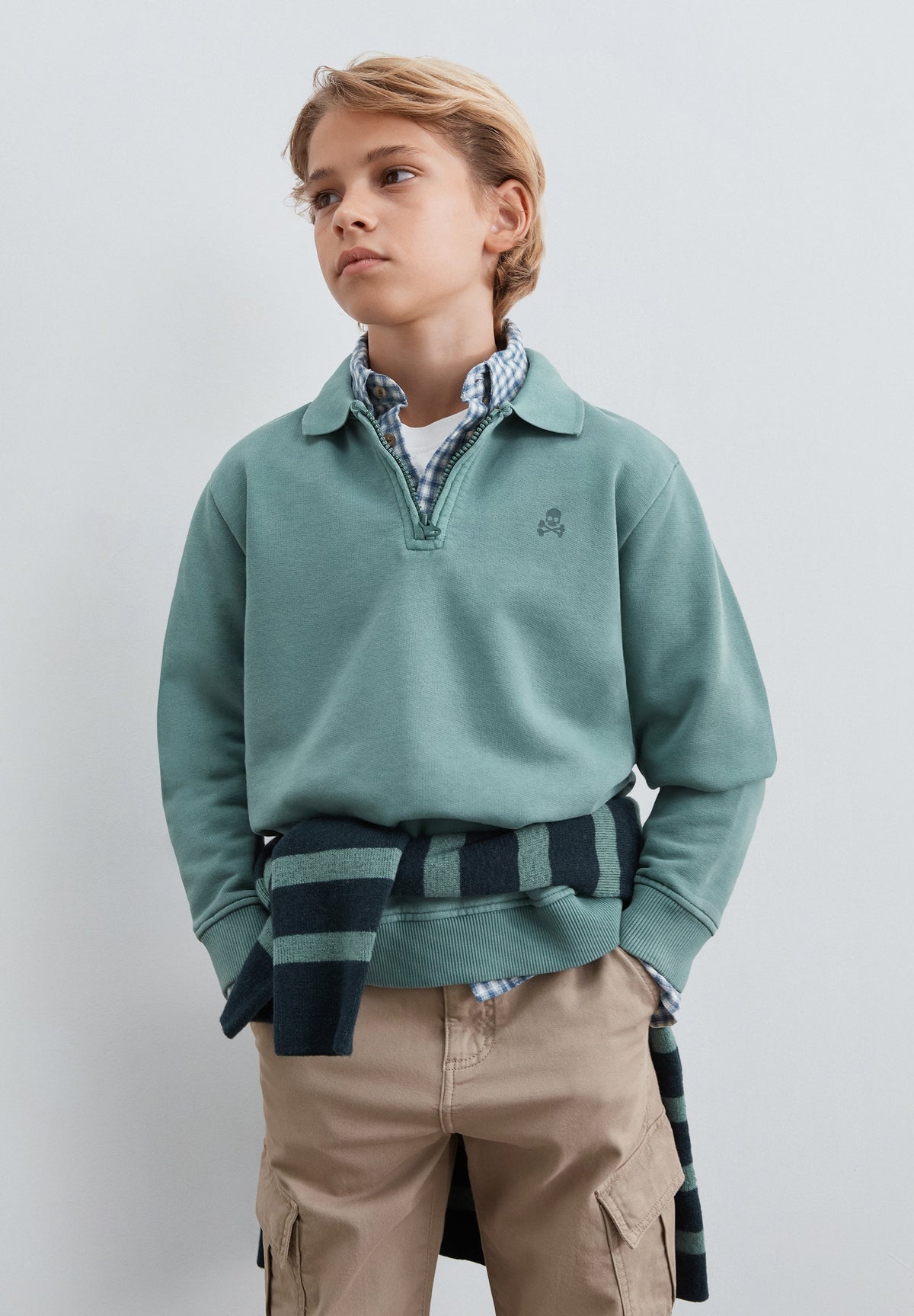 SWEATSHIRT COM MEIO FECHO DE CORRER E PADRÃO TRASEIRO
