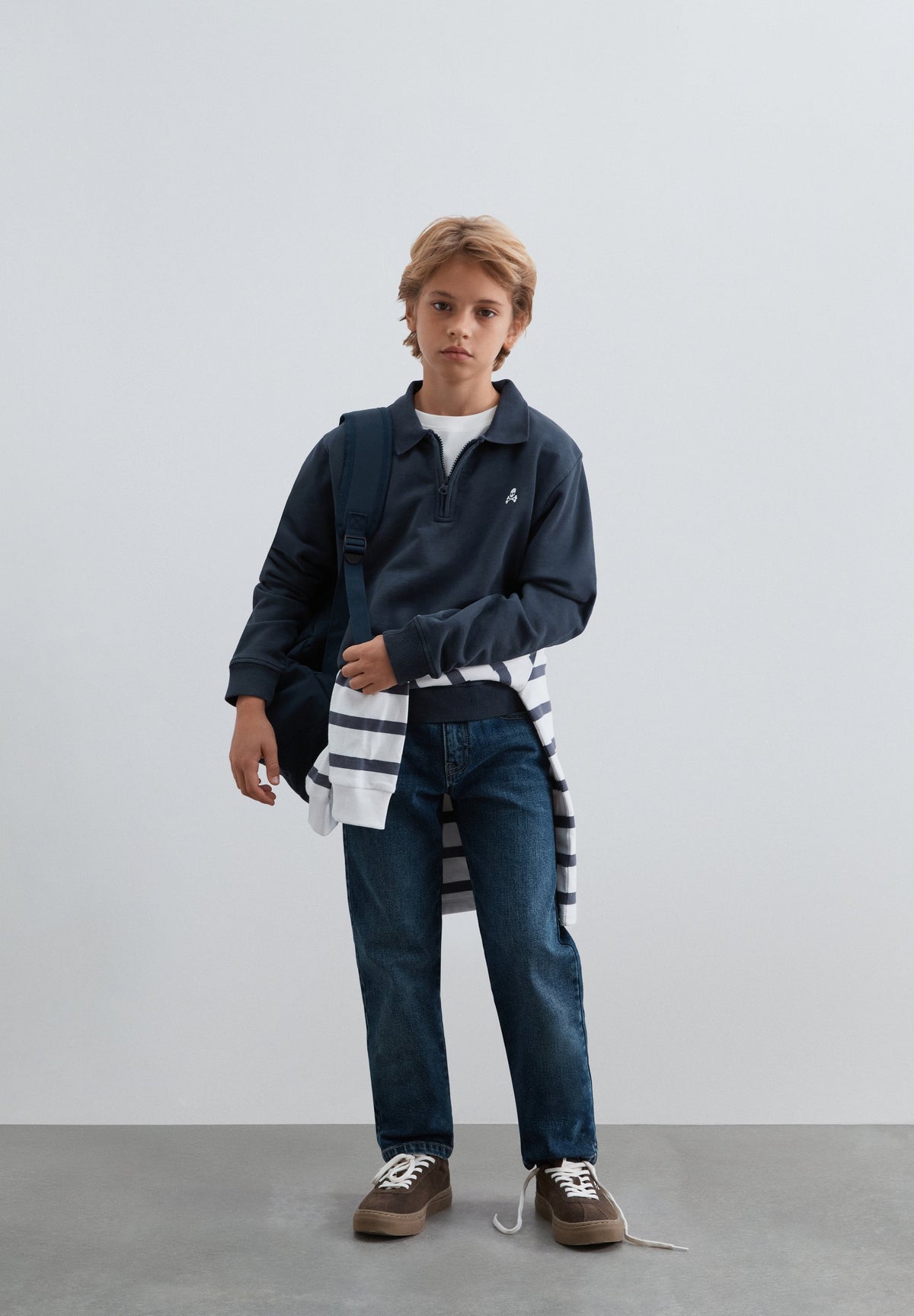 SWEATSHIRT COM MEIO FECHO DE CORRER E PADRÃO TRASEIRO