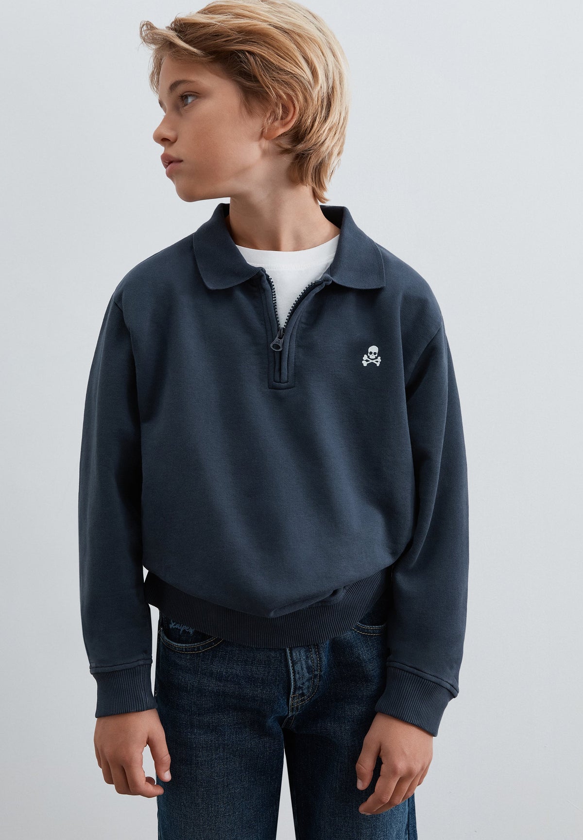 SWEATSHIRT COM MEIO FECHO DE CORRER E PADRÃO TRASEIRO