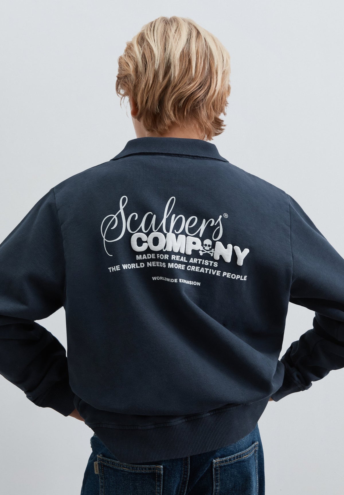 SWEATSHIRT COM MEIO FECHO DE CORRER E PADRÃO TRASEIRO