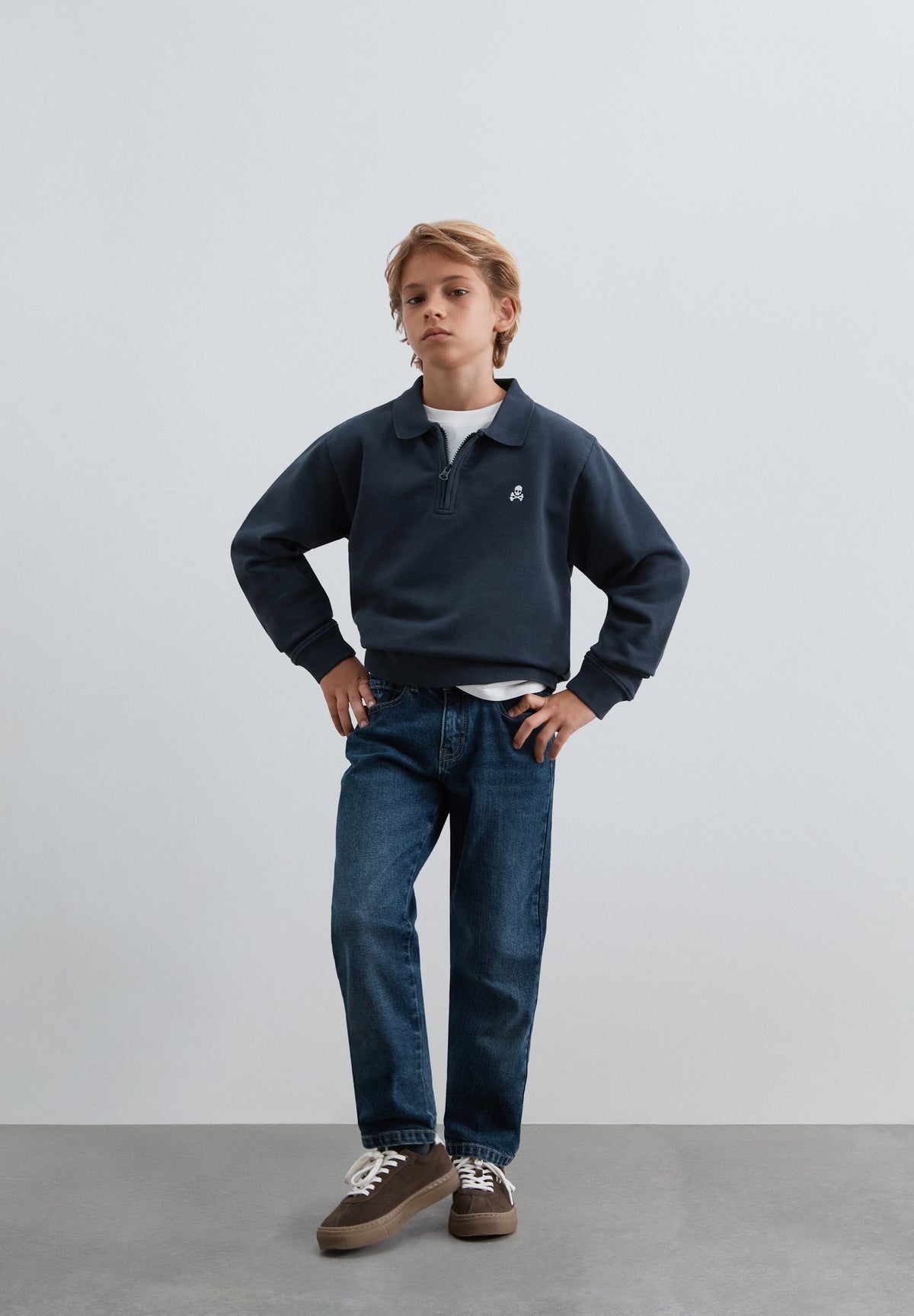 SWEATSHIRT COM MEIO FECHO DE CORRER E PADRÃO TRASEIRO