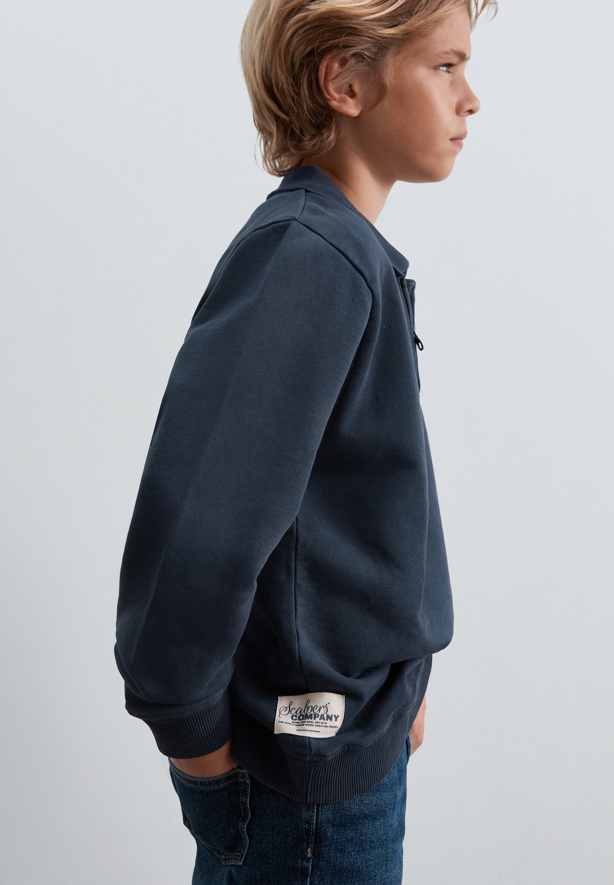 SWEATSHIRT COM MEIO FECHO DE CORRER E PADRÃO TRASEIRO