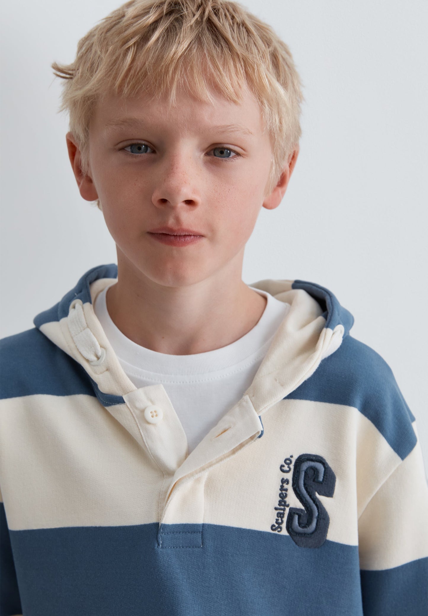 SWEATSHIRT ÀS RISCAS COM CAPUZ
