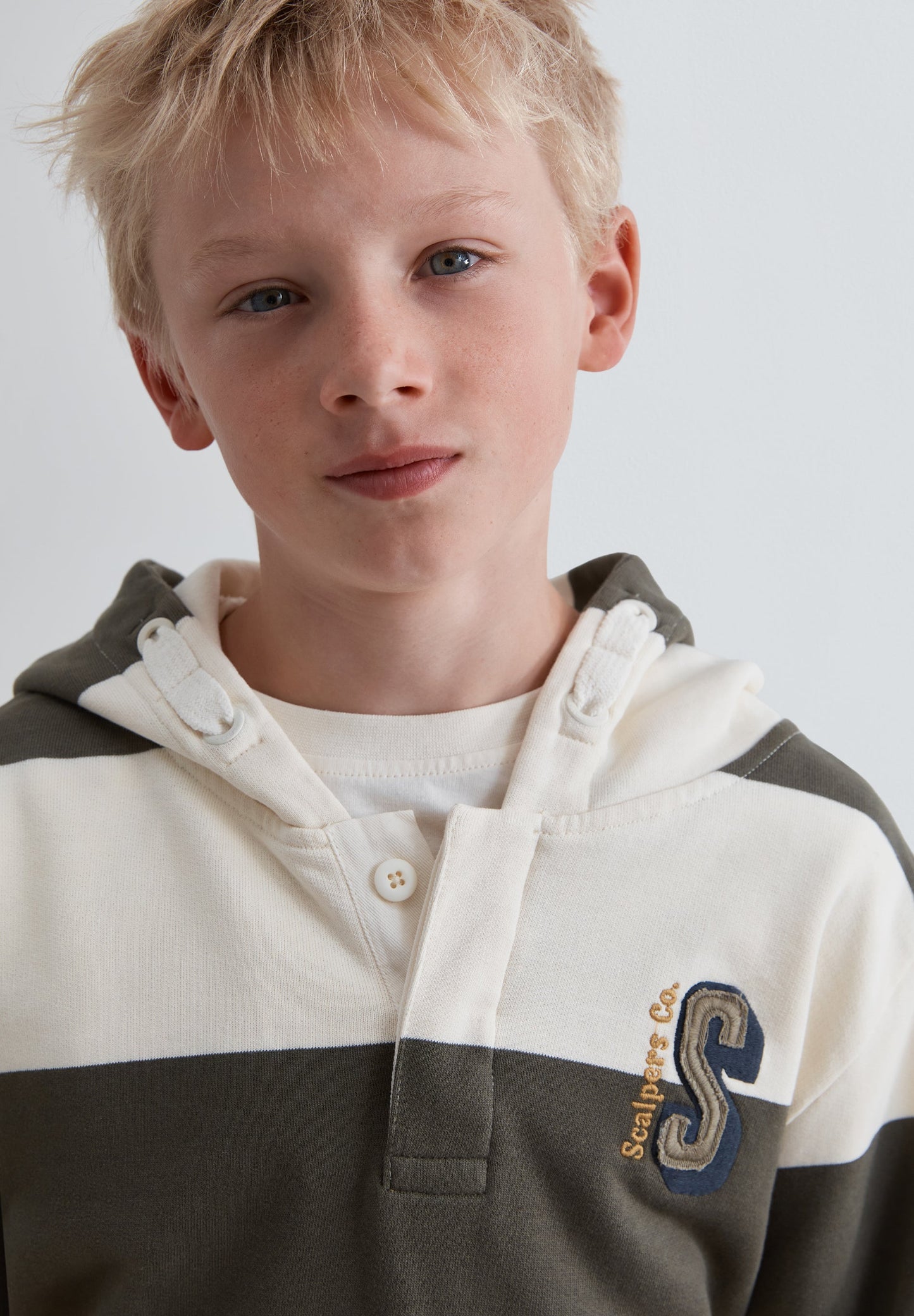SWEATSHIRT ÀS RISCAS COM CAPUZ