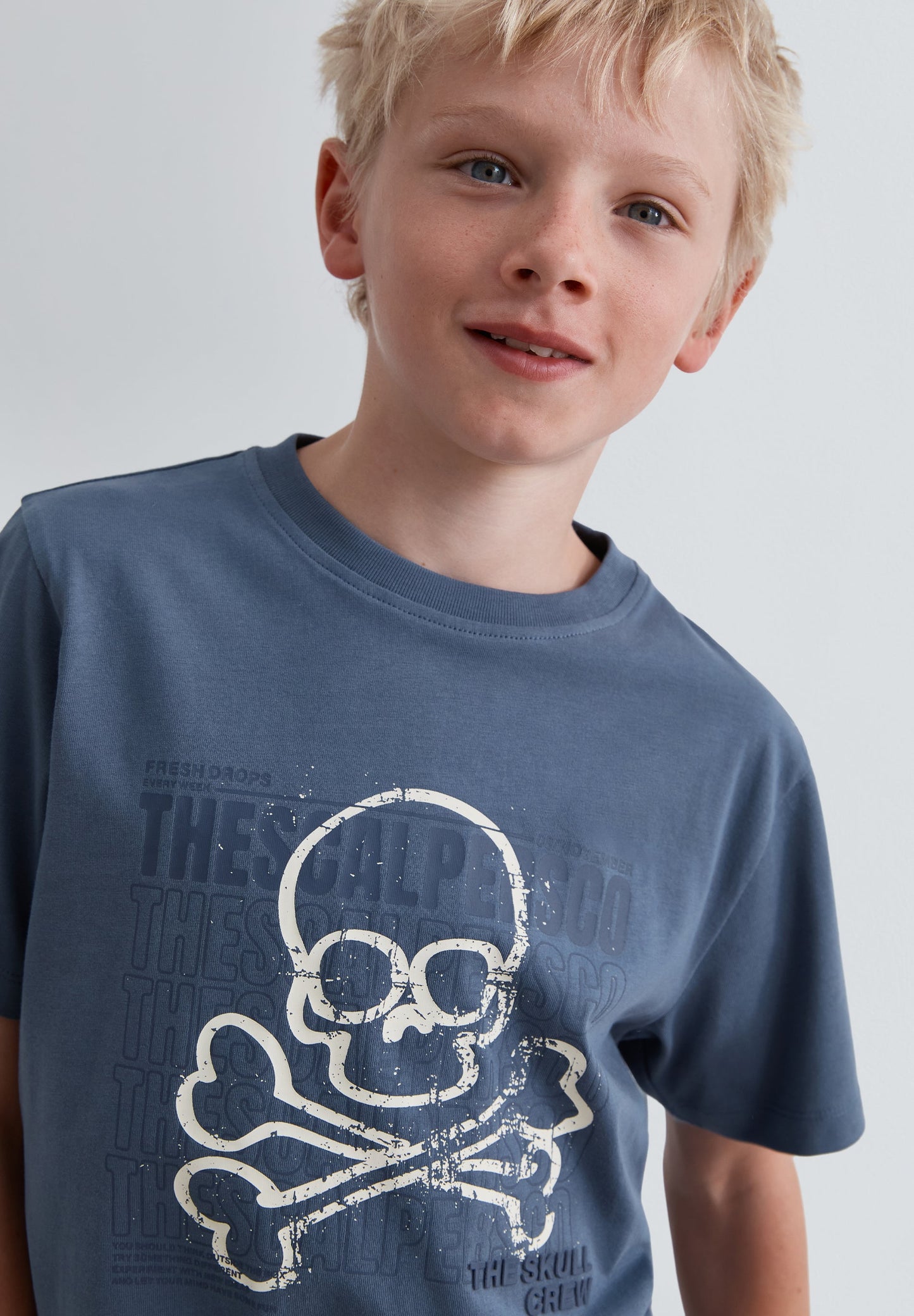 T-SHIRT COM PADRÃO PORMENOR ATRÁS