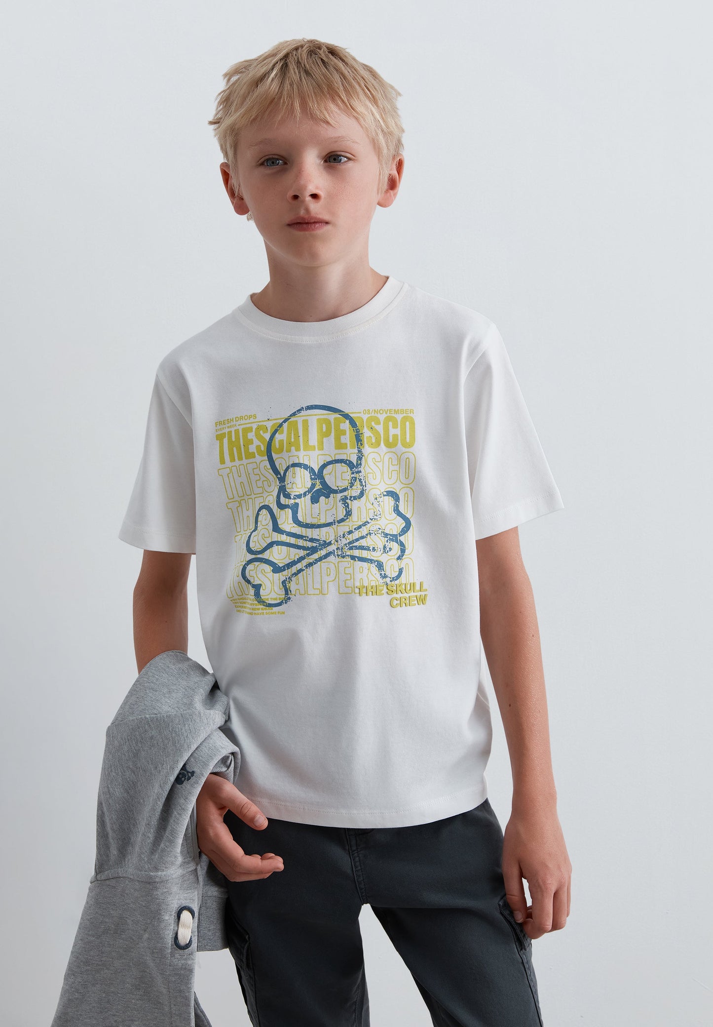 T-SHIRT COM PADRÃO PORMENOR ATRÁS