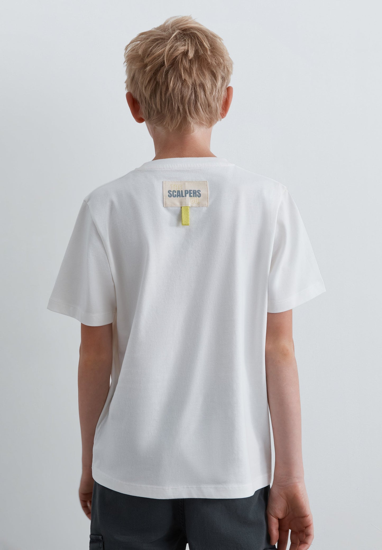 T-SHIRT COM PADRÃO PORMENOR ATRÁS