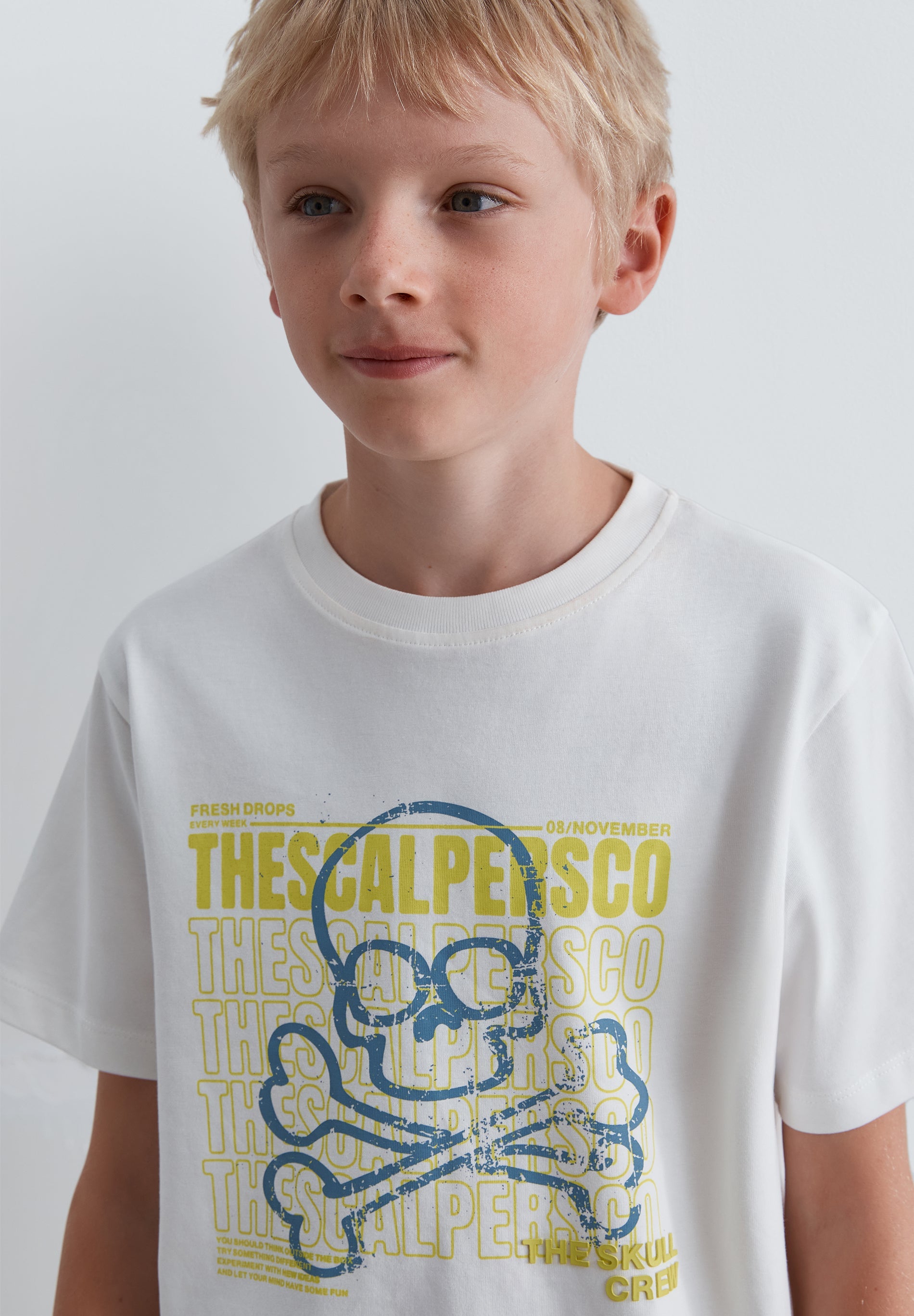 T-SHIRT COM PADRÃO PORMENOR ATRÁS