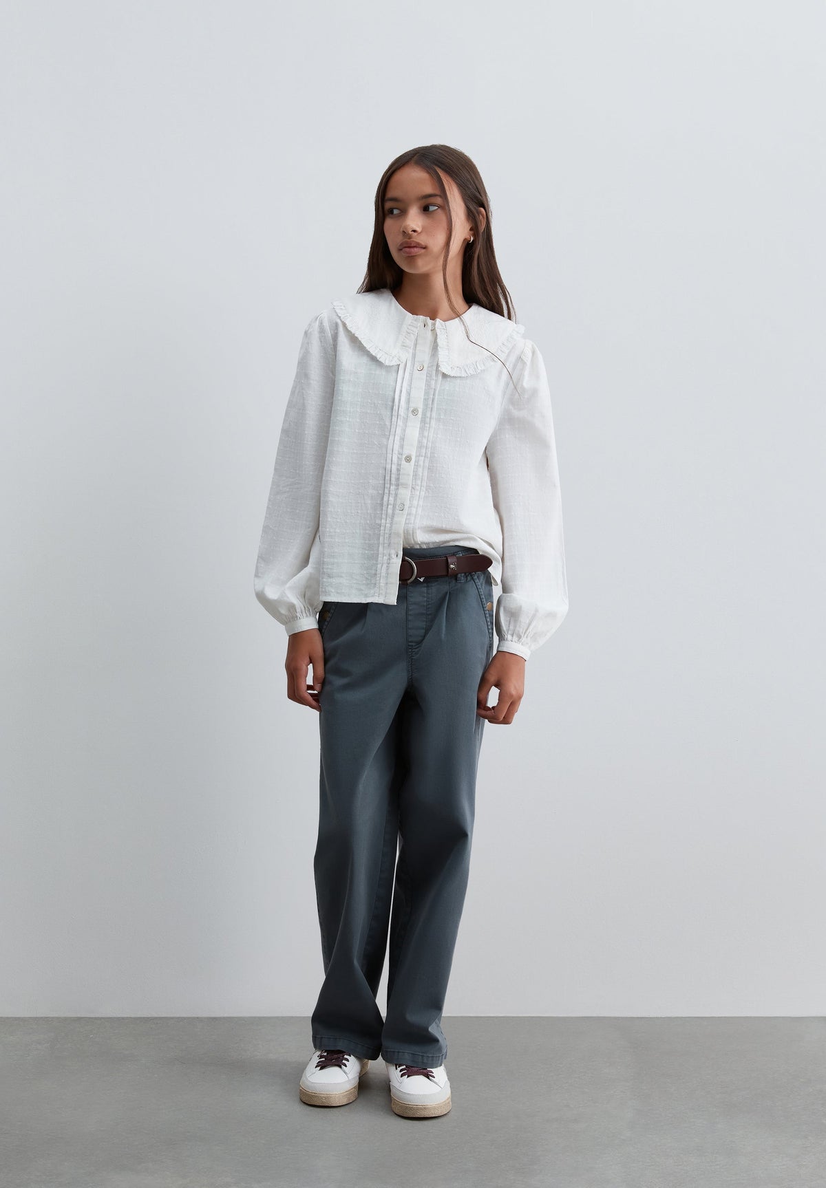 BLUSA COM GOLA COM PORMENORES BORDADOS