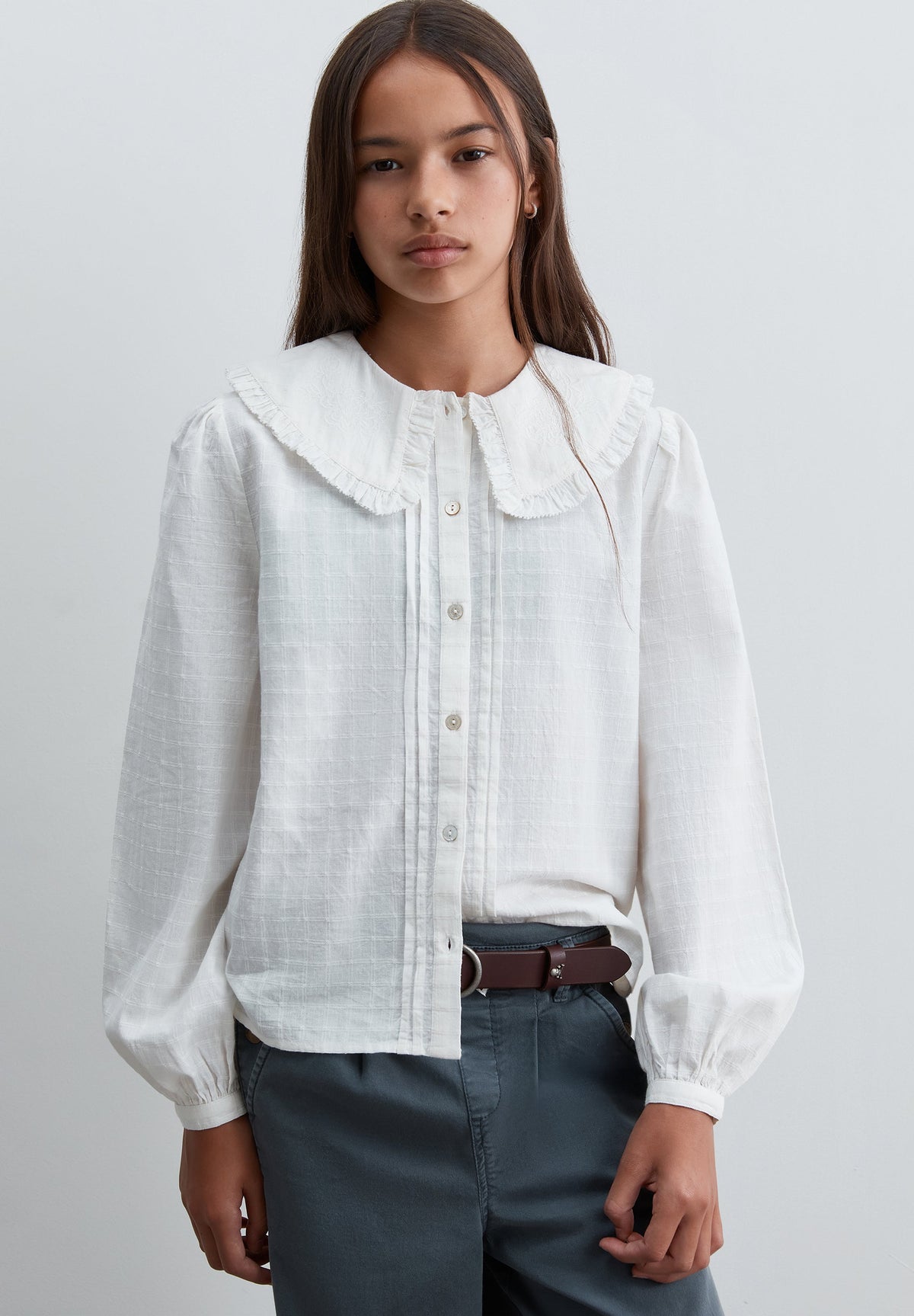 BLUSA COM GOLA COM PORMENORES BORDADOS