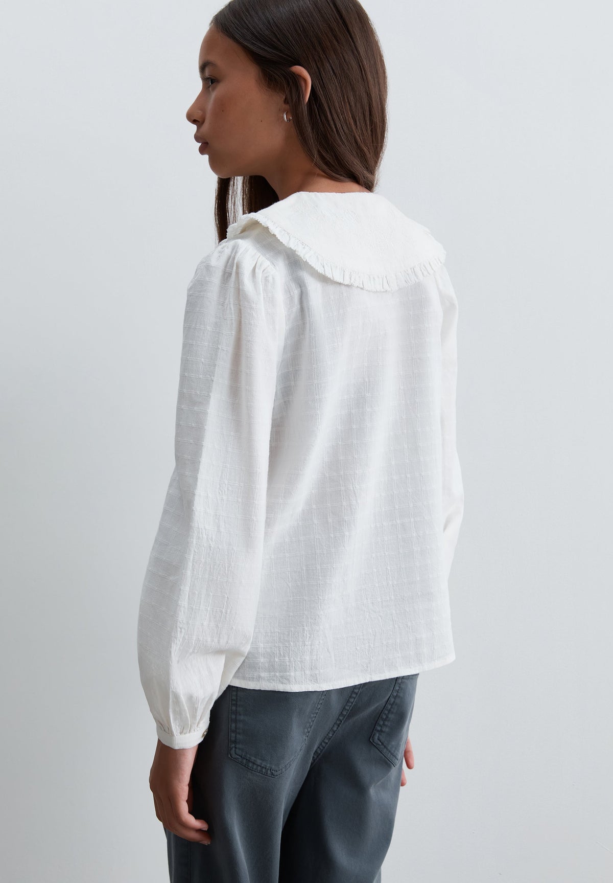 BLUSA COM GOLA COM PORMENORES BORDADOS