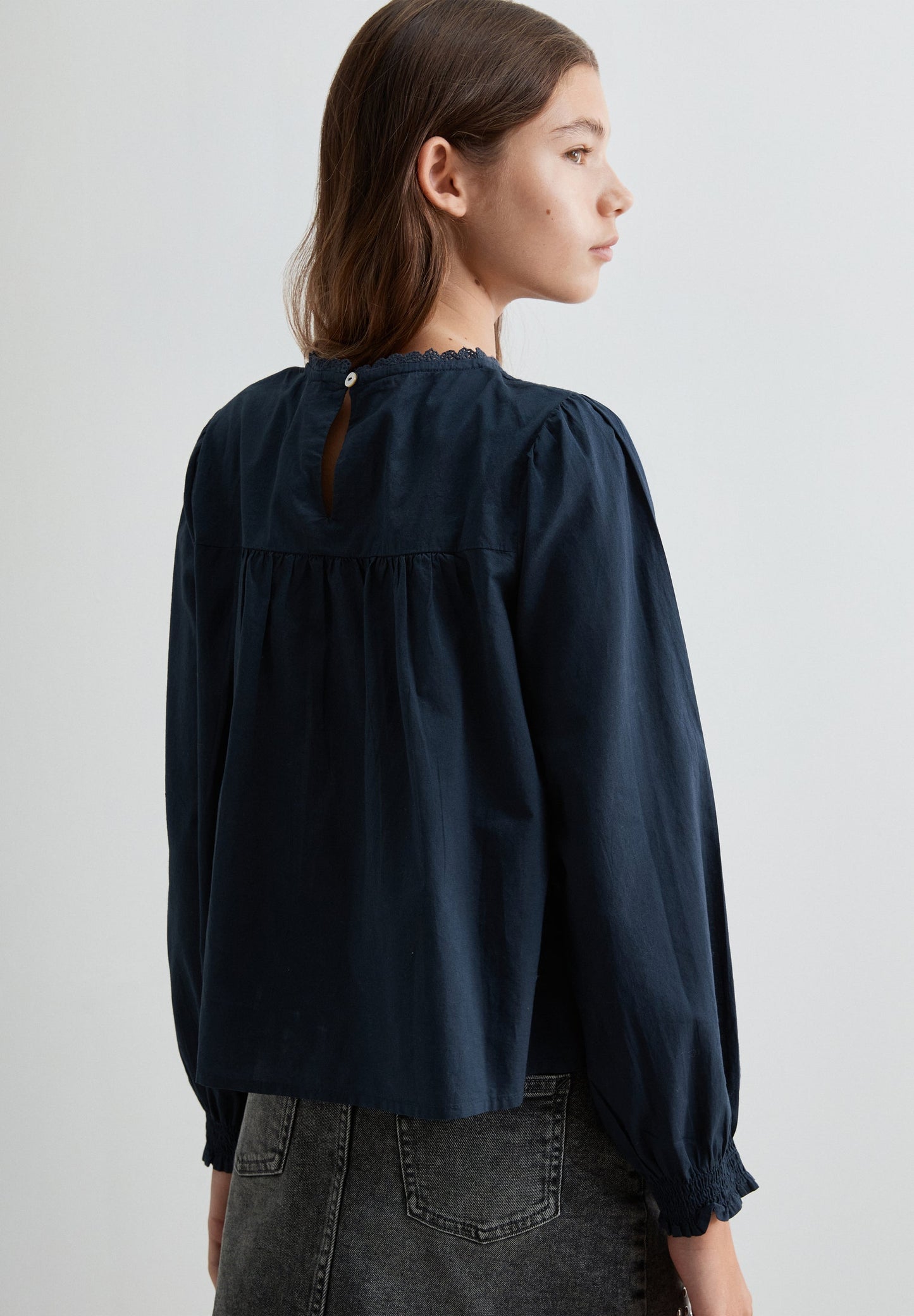 BLUSA ROMÂNTICA COM BORDADOS