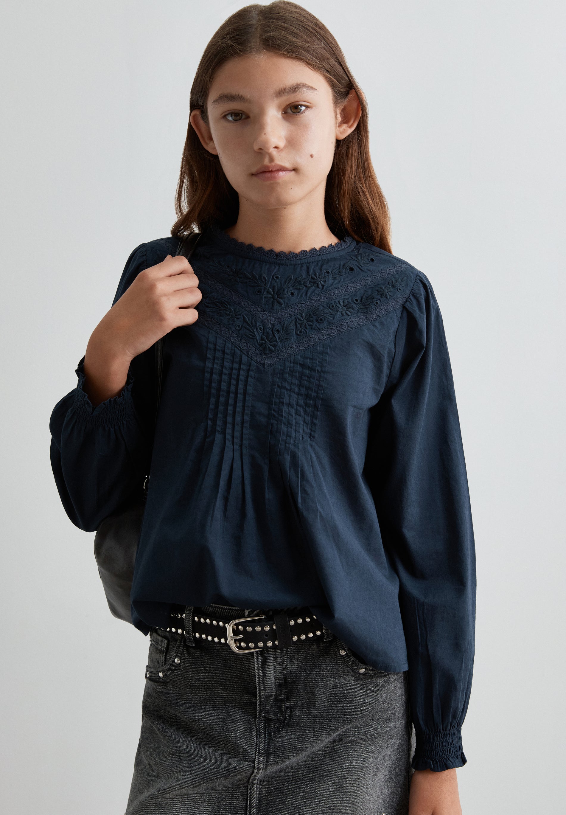 BLUSA ROMÂNTICA COM BORDADOS