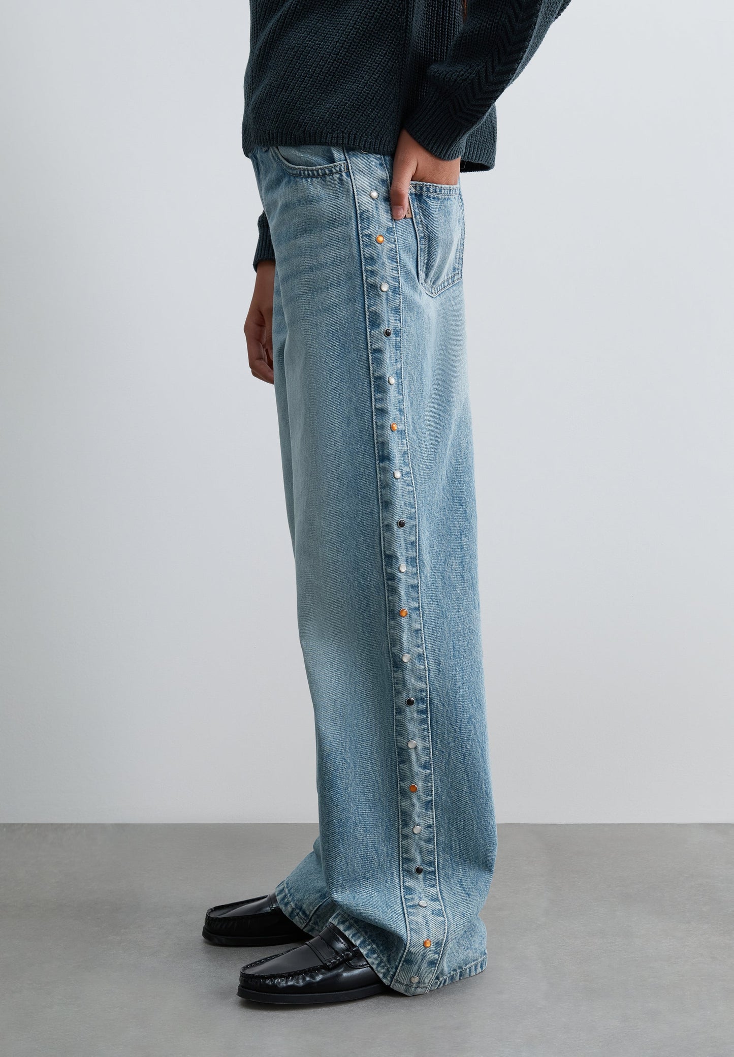 JEANS WIDE LEG COM TACHAS