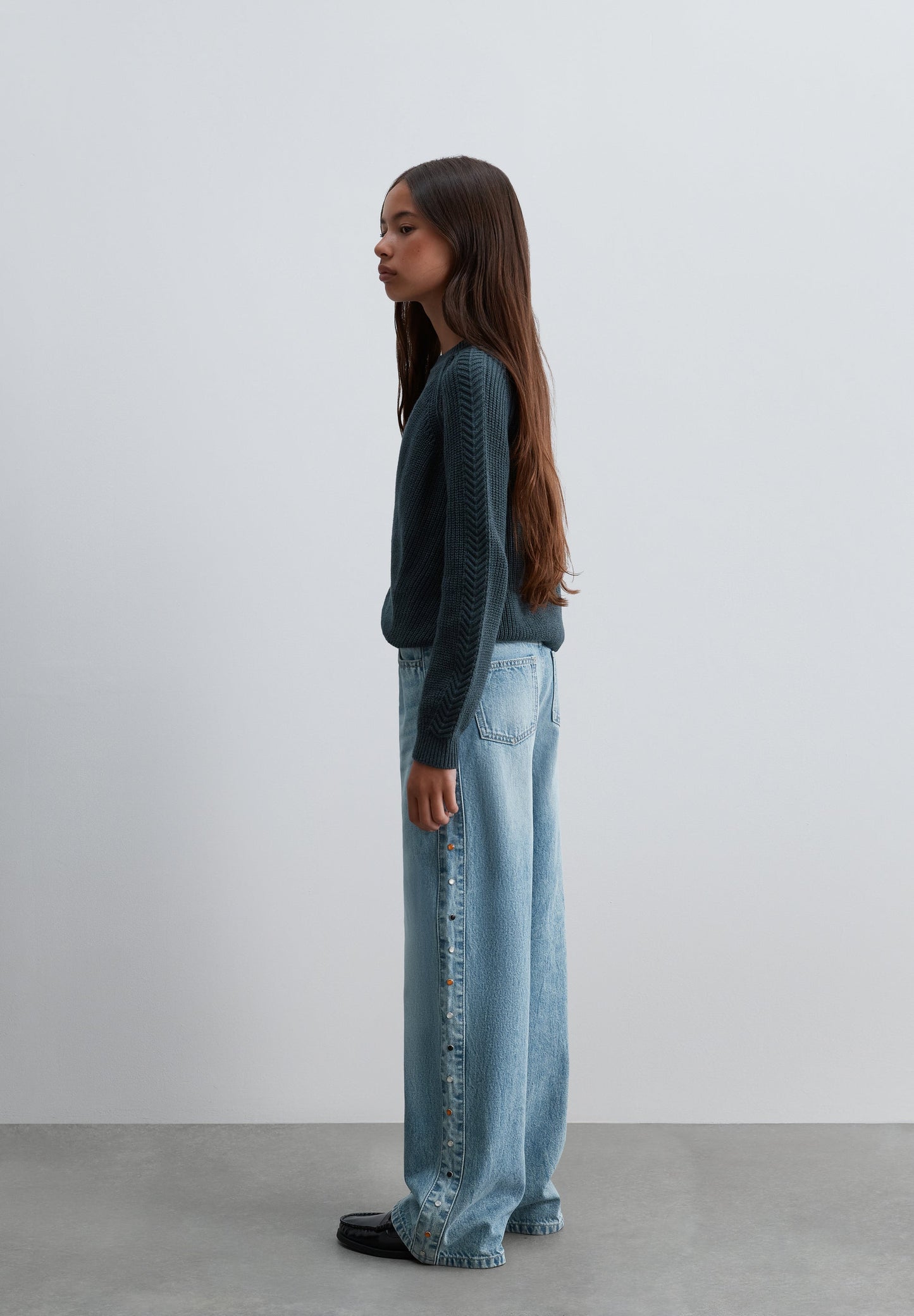 JEANS WIDE LEG COM TACHAS