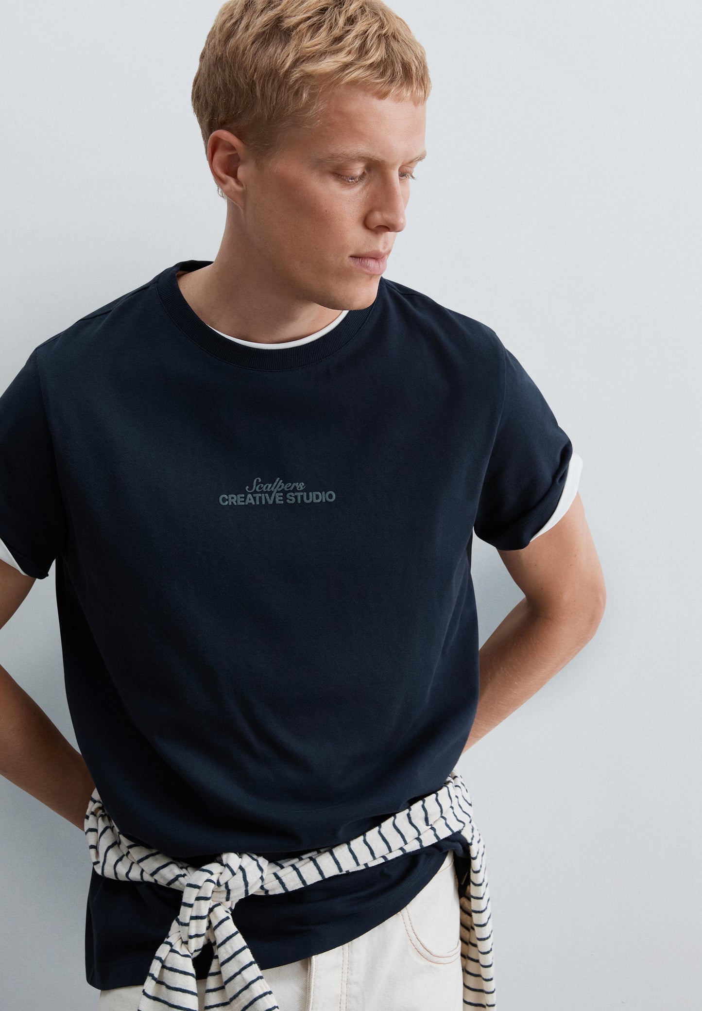 T-SHIRT COM PADRÃO REGULAR FIT