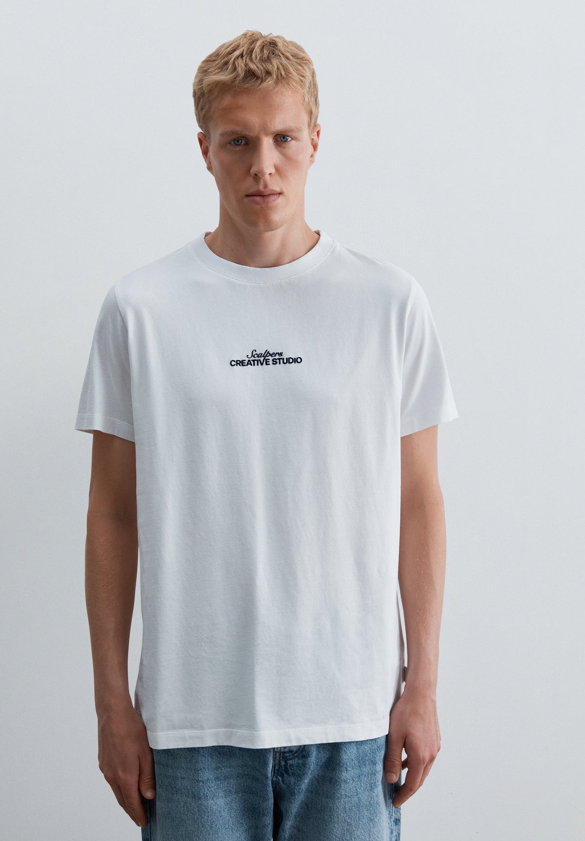 T-SHIRT COM PADRÃO REGULAR FIT