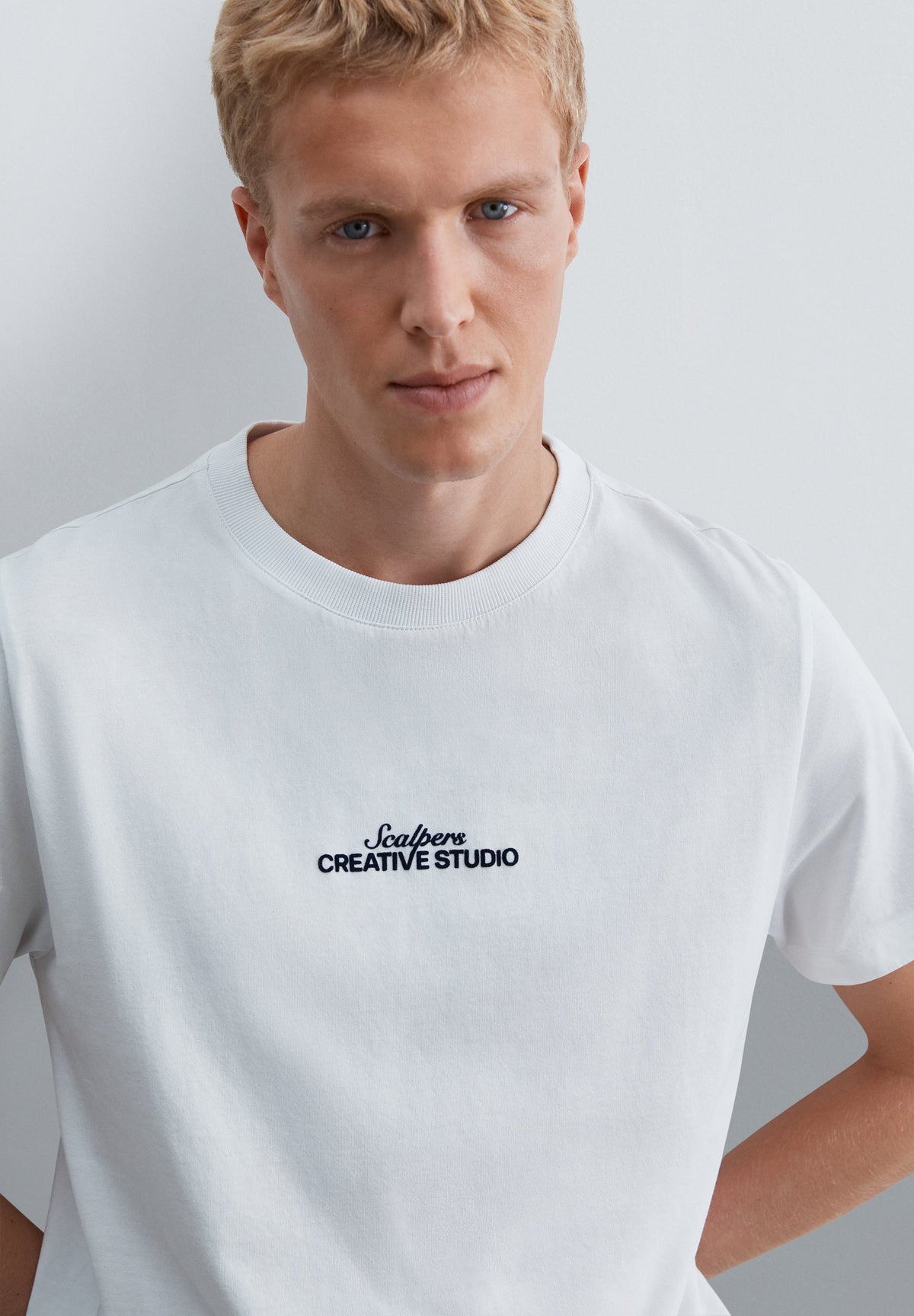 T-SHIRT COM PADRÃO REGULAR FIT