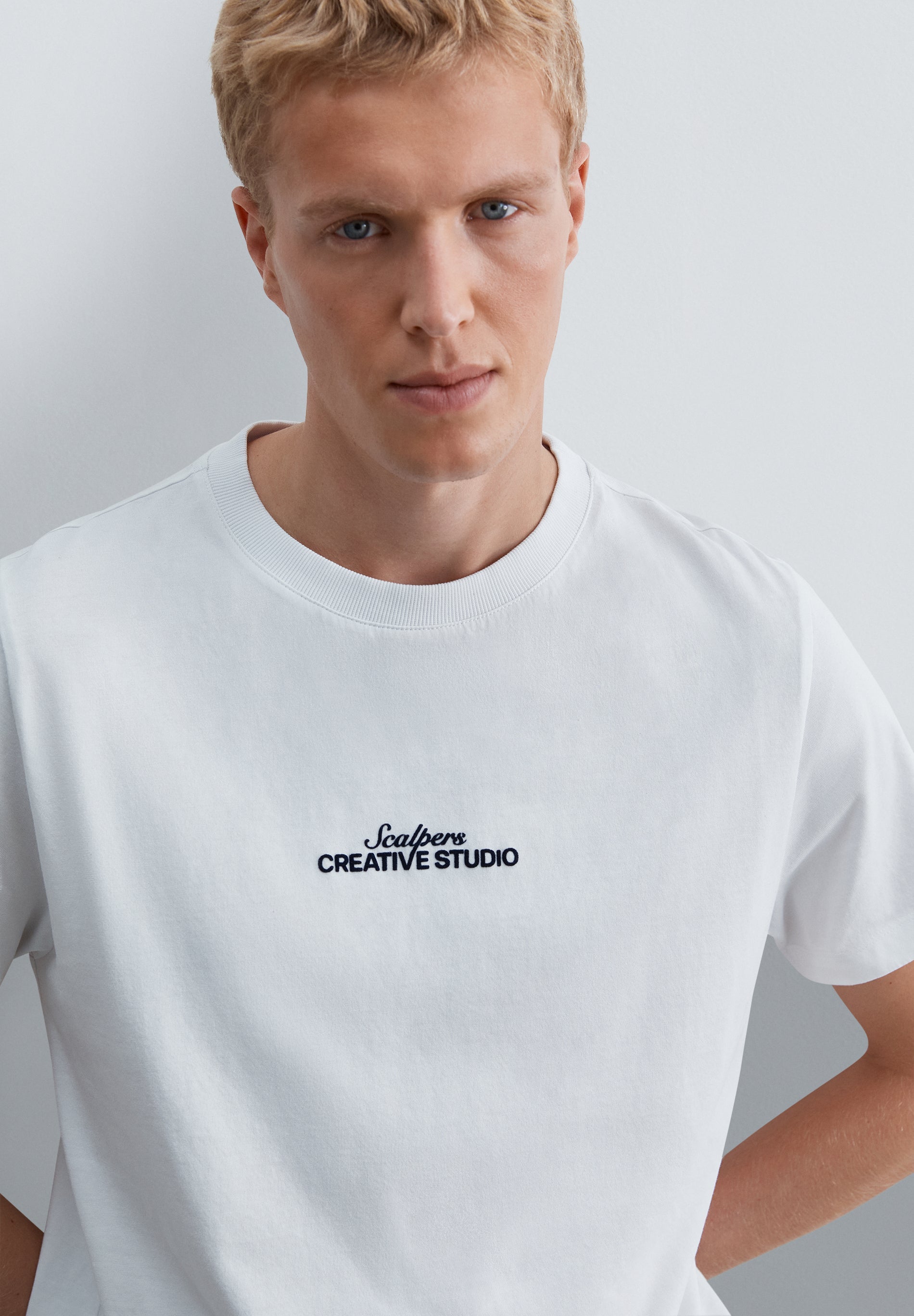 T-SHIRT COM PADRÃO REGULAR FIT