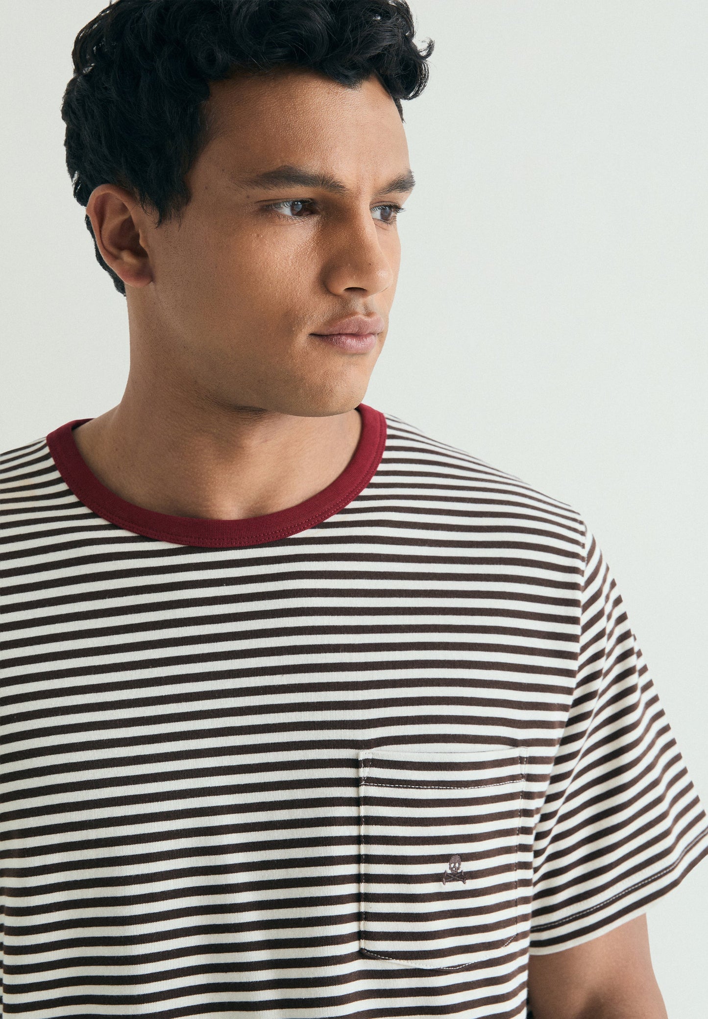 T-SHIRT ÀS RISCAS COM BOLSO