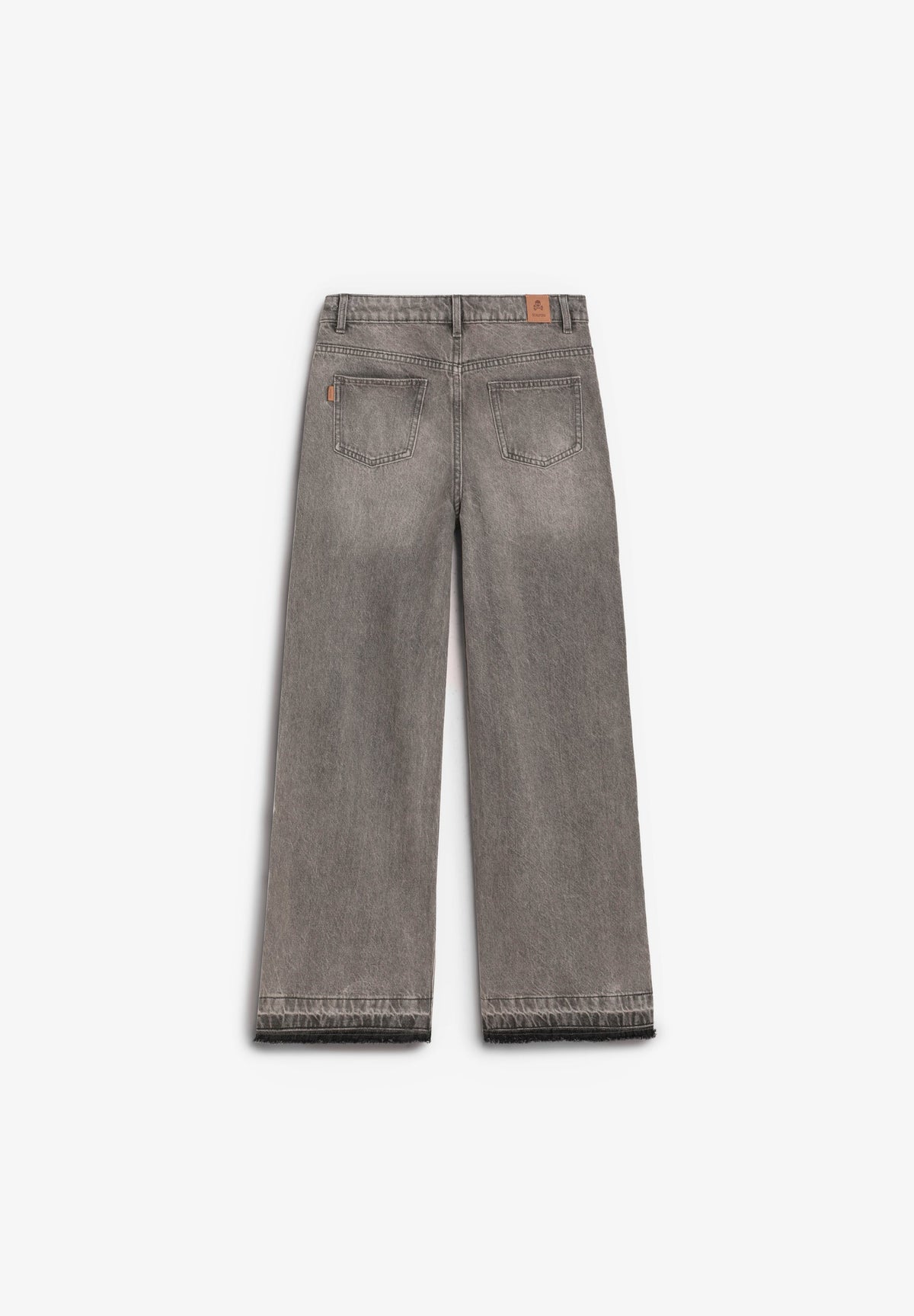 JEANS COM TACHAS E BAINHA DESFIADA