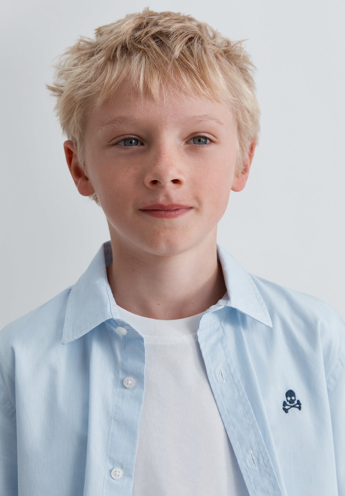 CAMISA DE RISCAS COM LOGO A CONTRASTAR