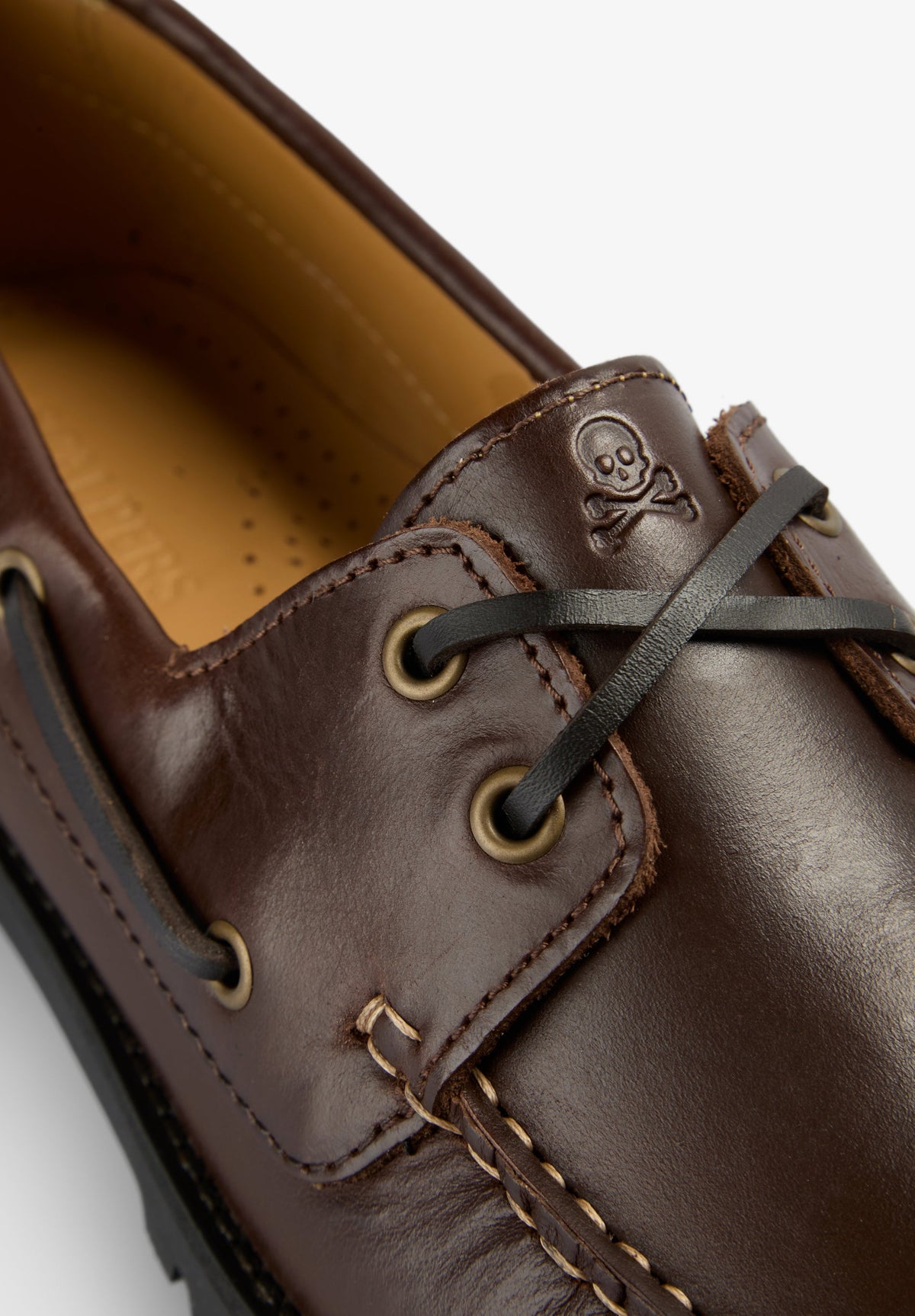 SAPATOS DE VELA EM PELE COM COSTURAS