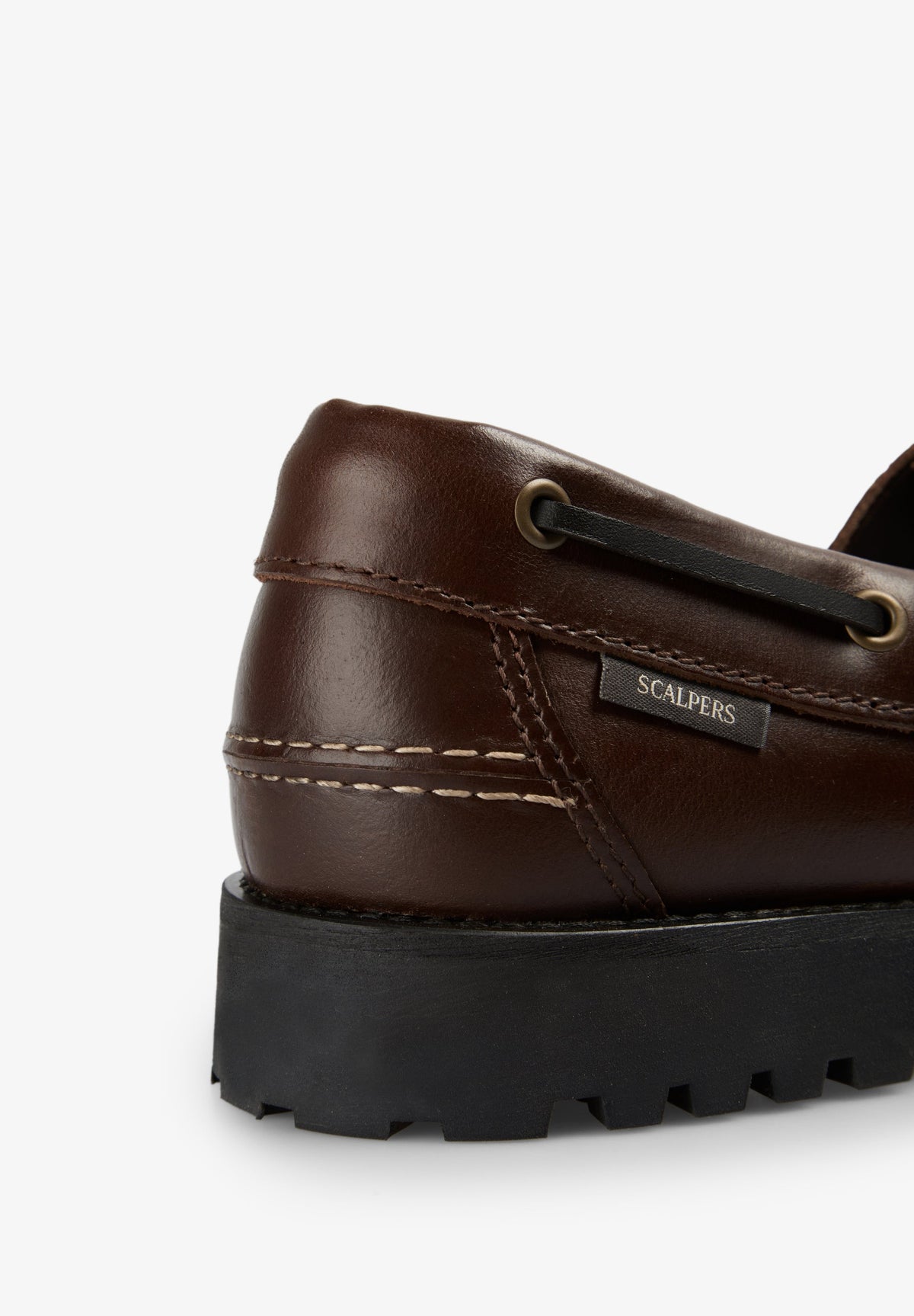 SAPATOS DE VELA EM PELE COM COSTURAS