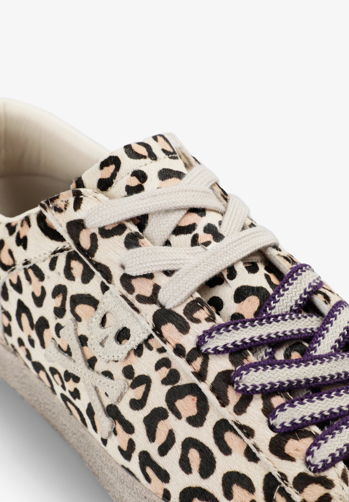 SAPATILHAS COM ESTAMPADO ANIMAL E PORMENOR DE CORDÕES