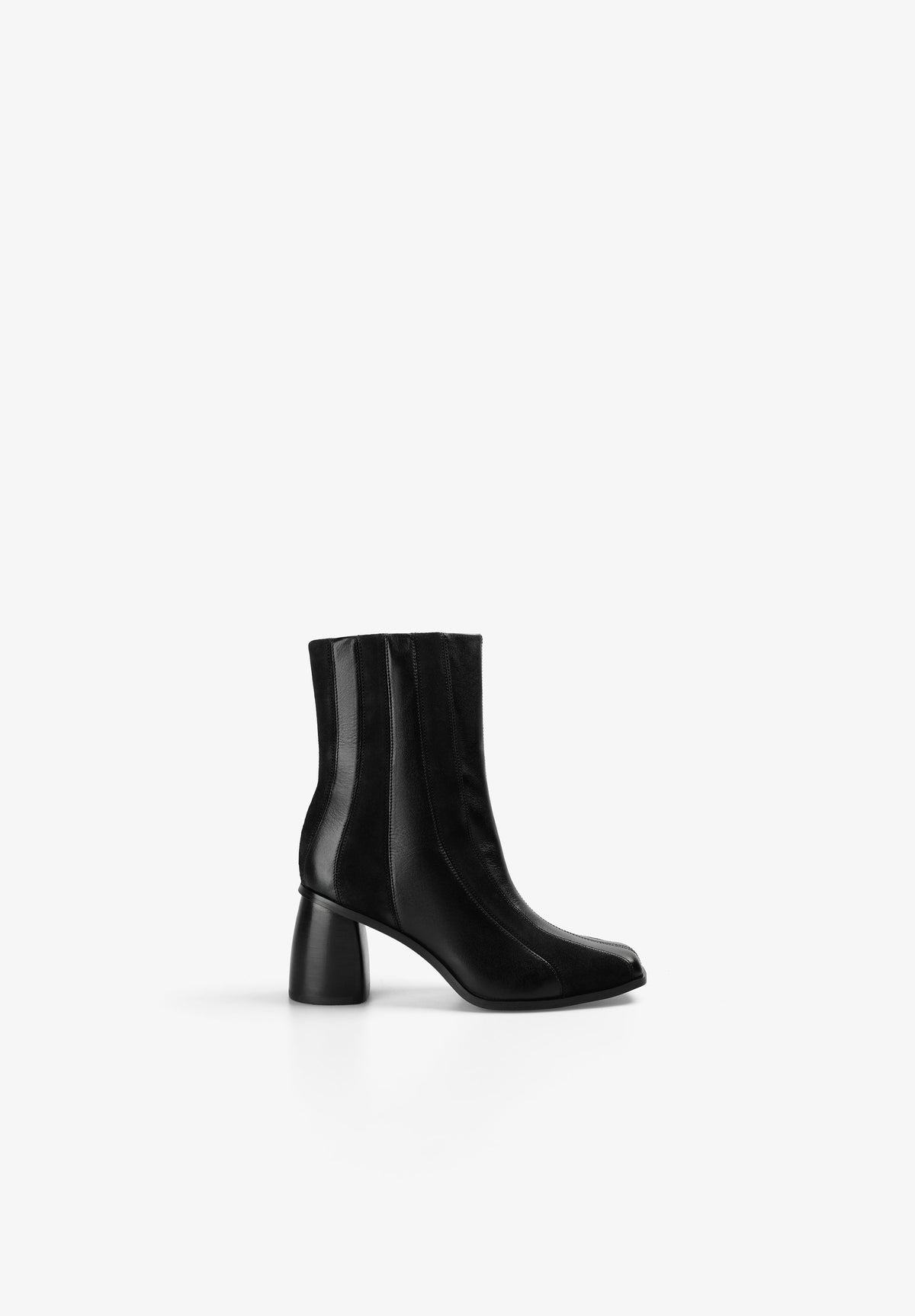 BOTAS DE TACÃO ÀS RISCAS